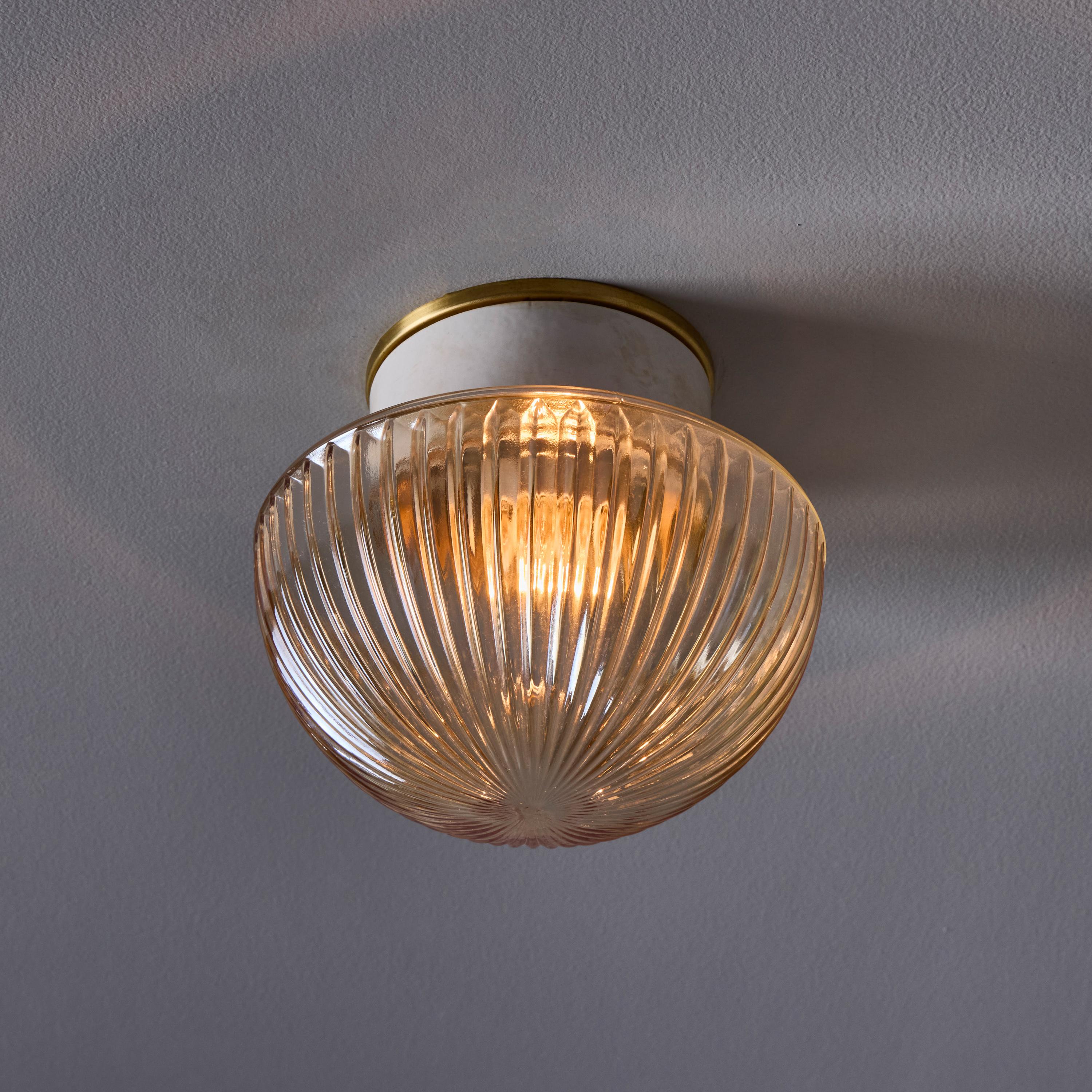 Lampe murale ou de plafond suédoise moderne des années 1960 en verre ambré pressé et porcelaine en vente 7