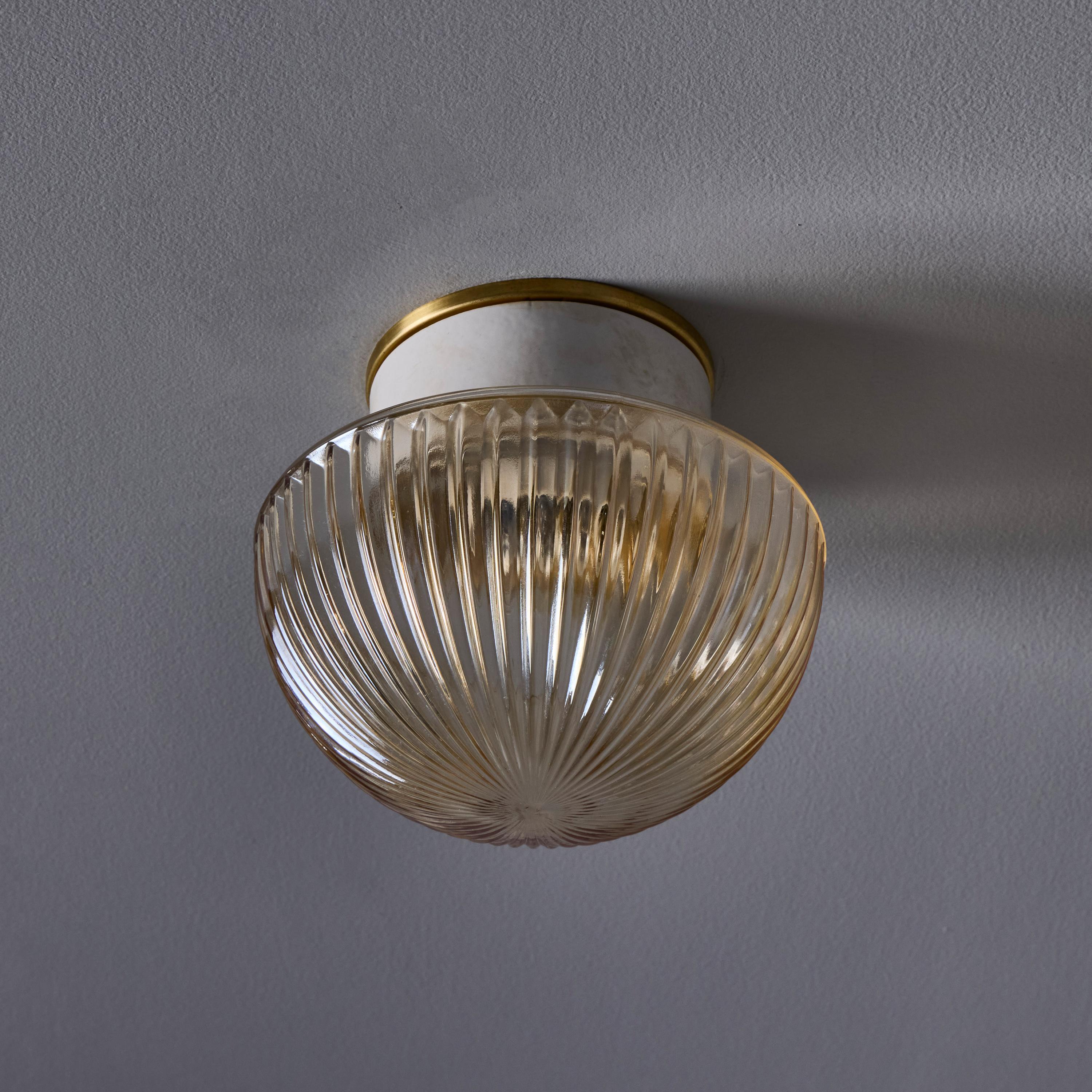 Lampe murale ou de plafond suédoise moderne des années 1960 en verre ambré pressé et porcelaine en vente 8