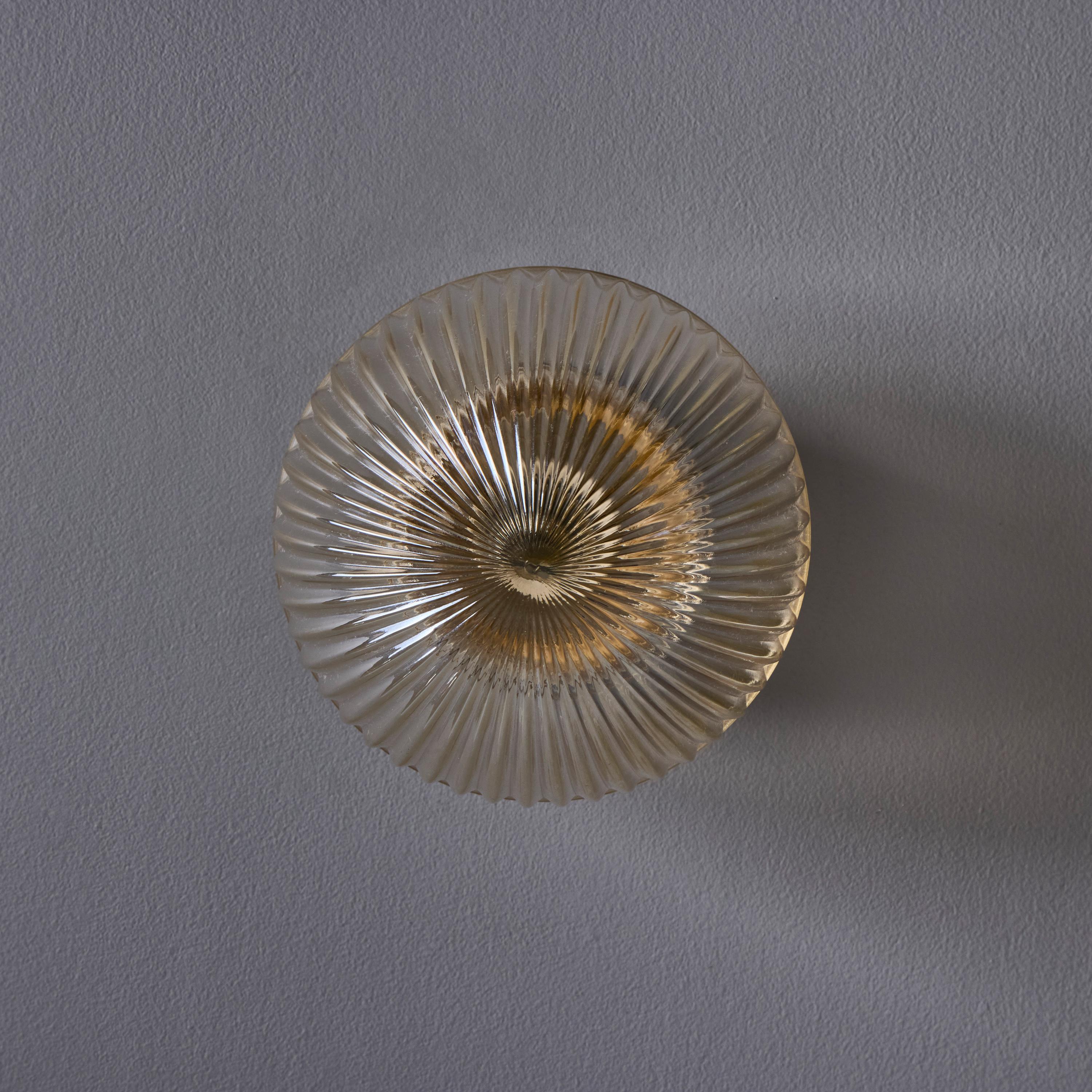 Lampe murale ou de plafond suédoise moderne des années 1960 en verre ambré pressé et porcelaine en vente 9