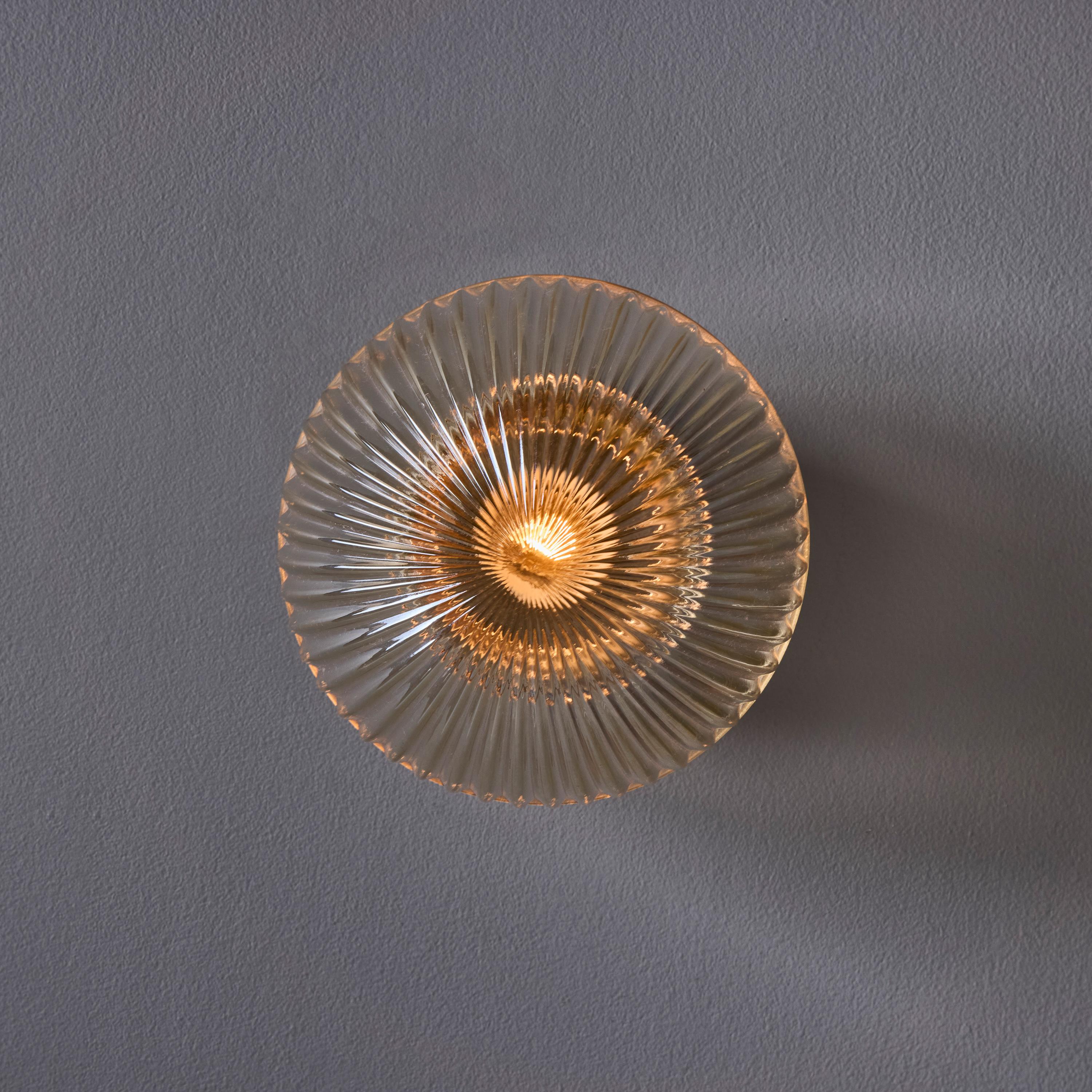 Lampe murale ou de plafond suédoise moderne des années 1960 en verre ambré pressé et porcelaine en vente 10