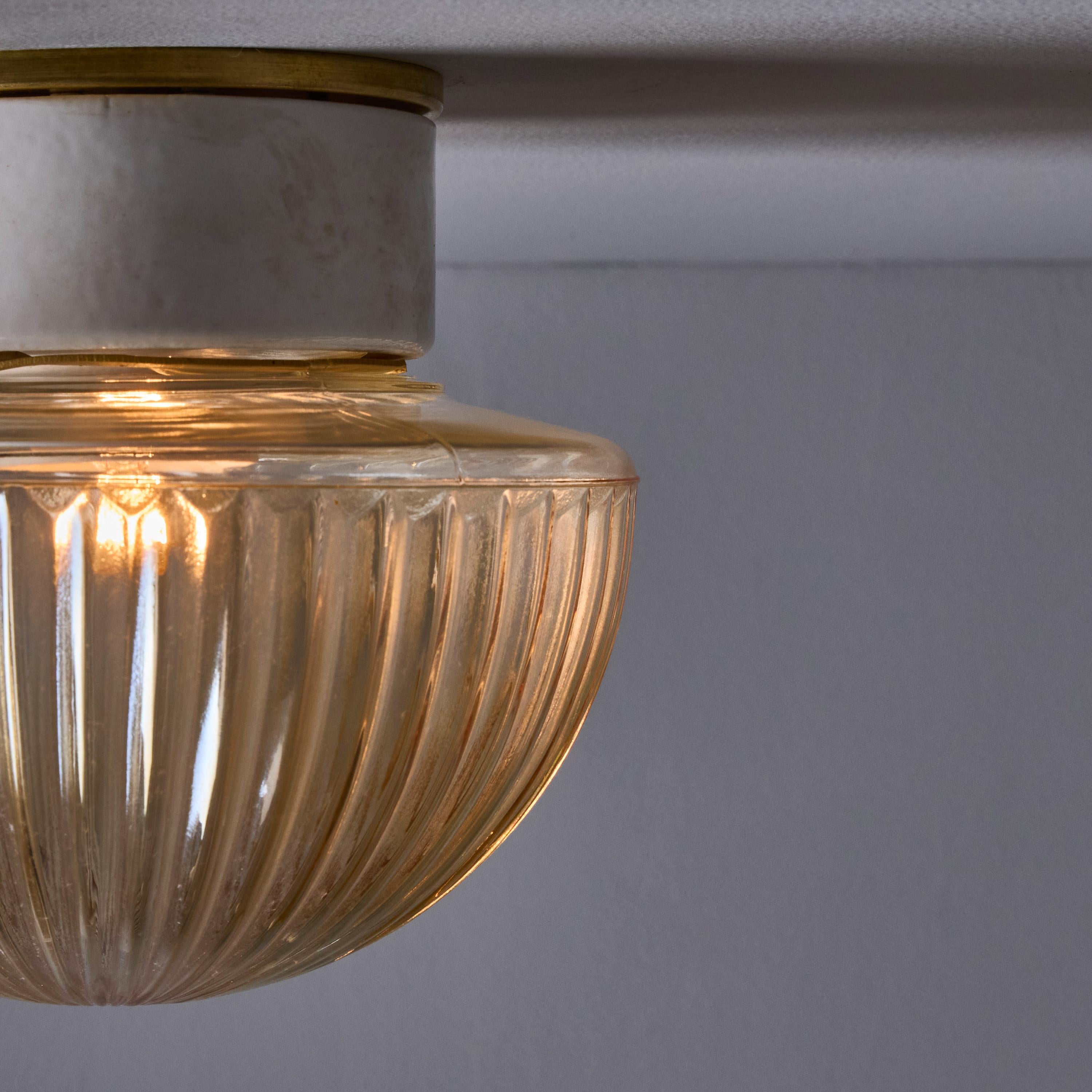 Lampe murale ou de plafond suédoise moderne des années 1960 en verre ambré pressé et porcelaine en vente 11