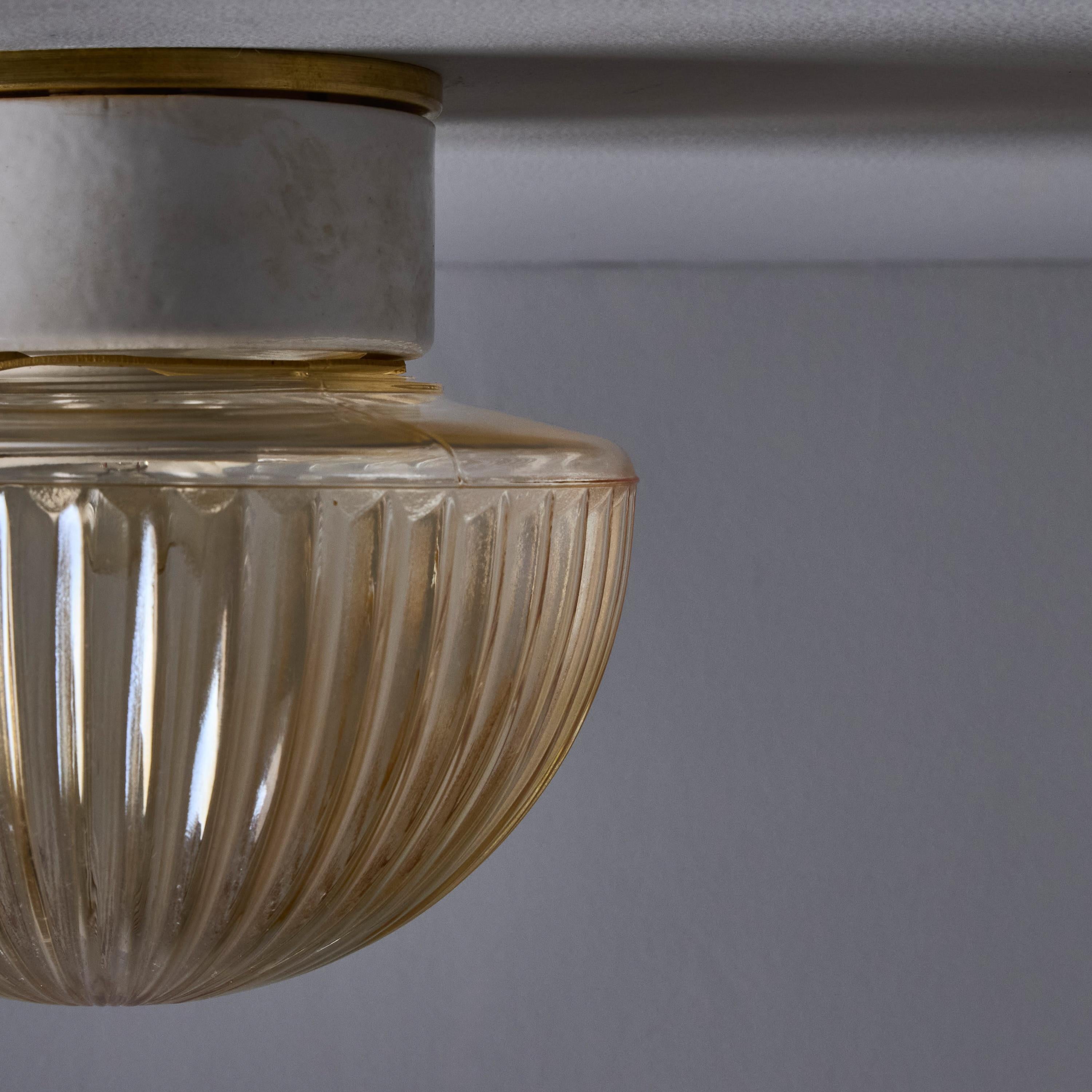 Lampe murale ou de plafond suédoise moderne des années 1960 en verre ambré pressé et porcelaine en vente 12