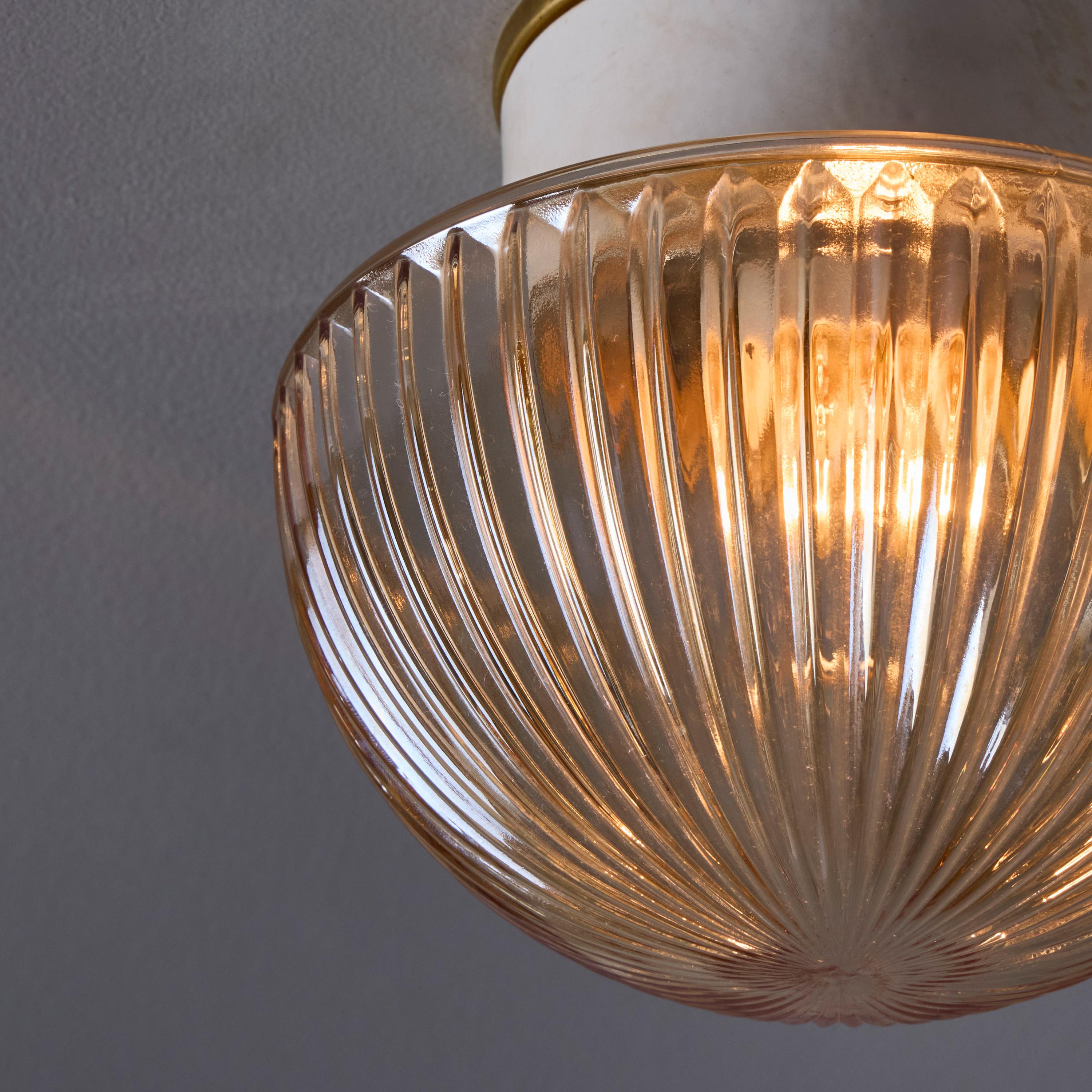 Lampe murale ou de plafond suédoise moderne des années 1960 en verre ambré pressé et porcelaine 

Exécuté en verre bullé ambré clair épais et lourd et monture en porcelaine blanche. Peut être montée au plafond ou utilisée comme applique murale. Il