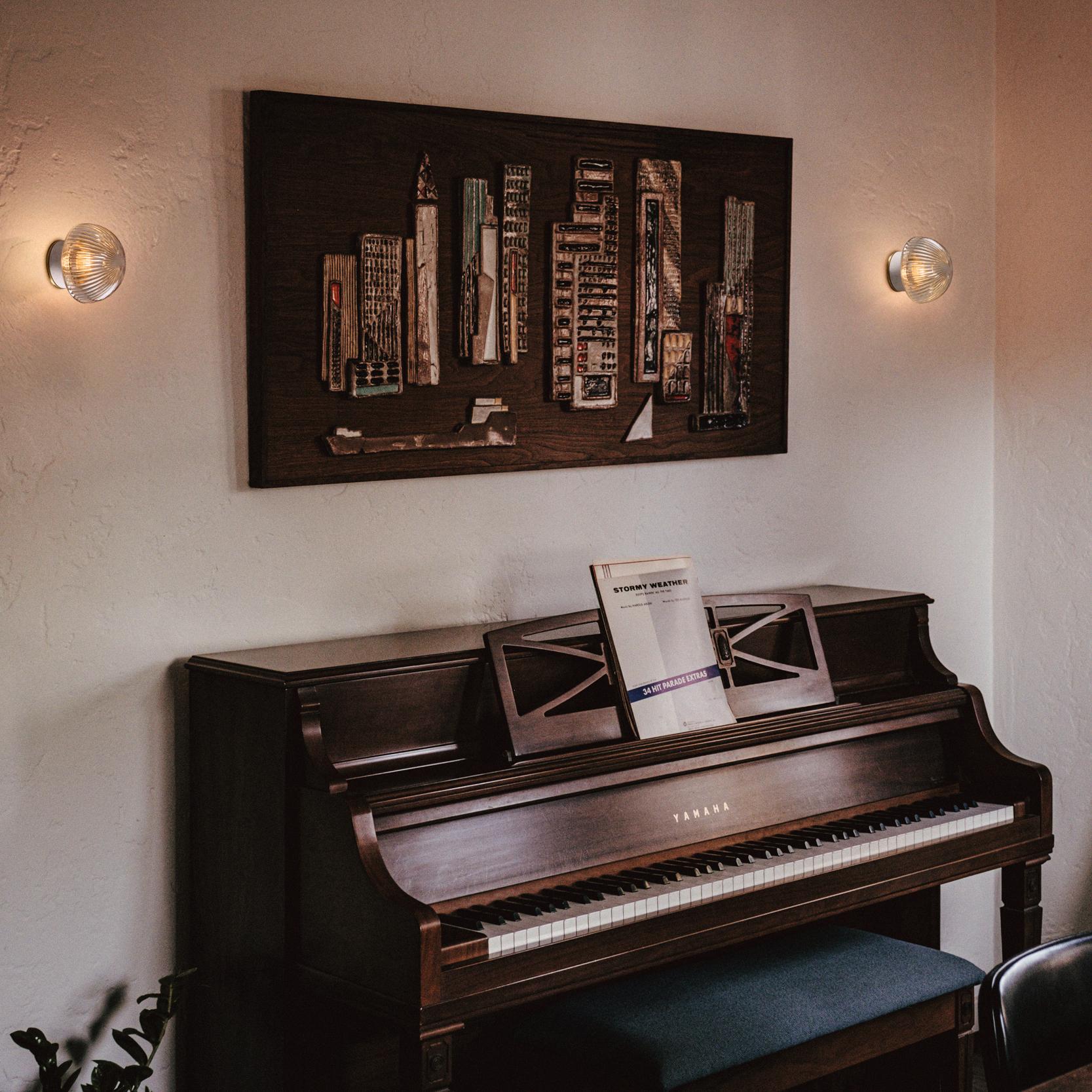 Lampada da parete o da soffitto in vetro ambrato e porcellana moderna svedese degli anni '60 

Eseguito in vetro ambra chiaro a bolle d'aria dalla texture spessa e pesante e montatura in porcellana bianca. Può essere montata sul soffitto o