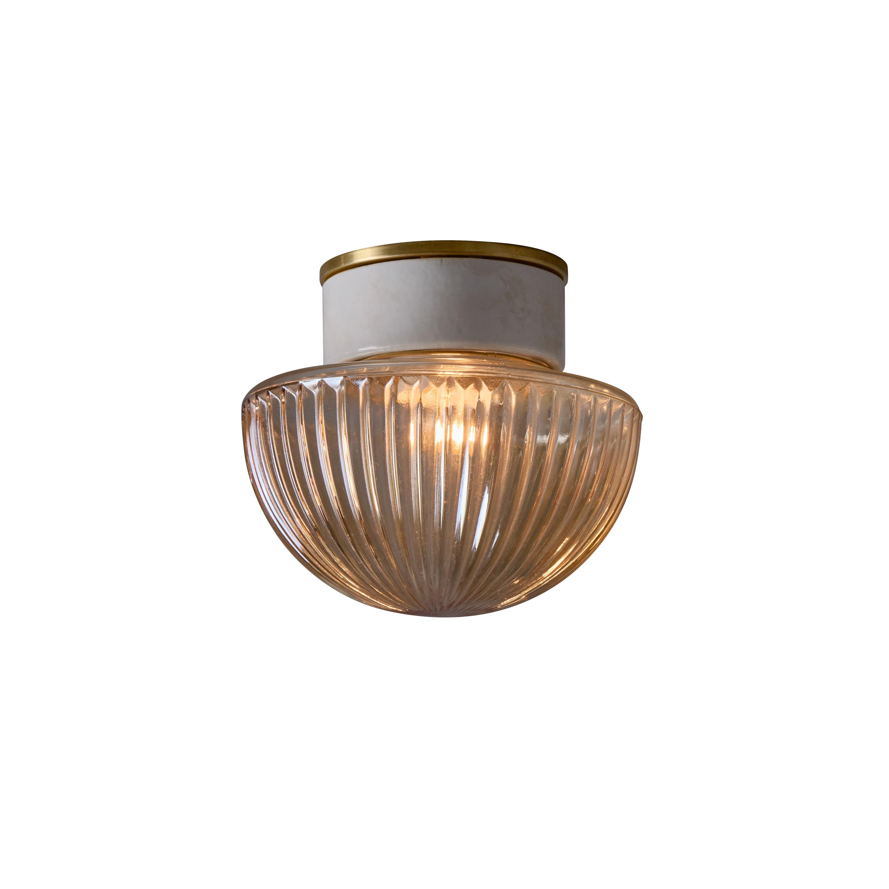 Lampe murale ou de plafond suédoise moderne des années 1960 en verre ambré pressé et porcelaine en vente 13