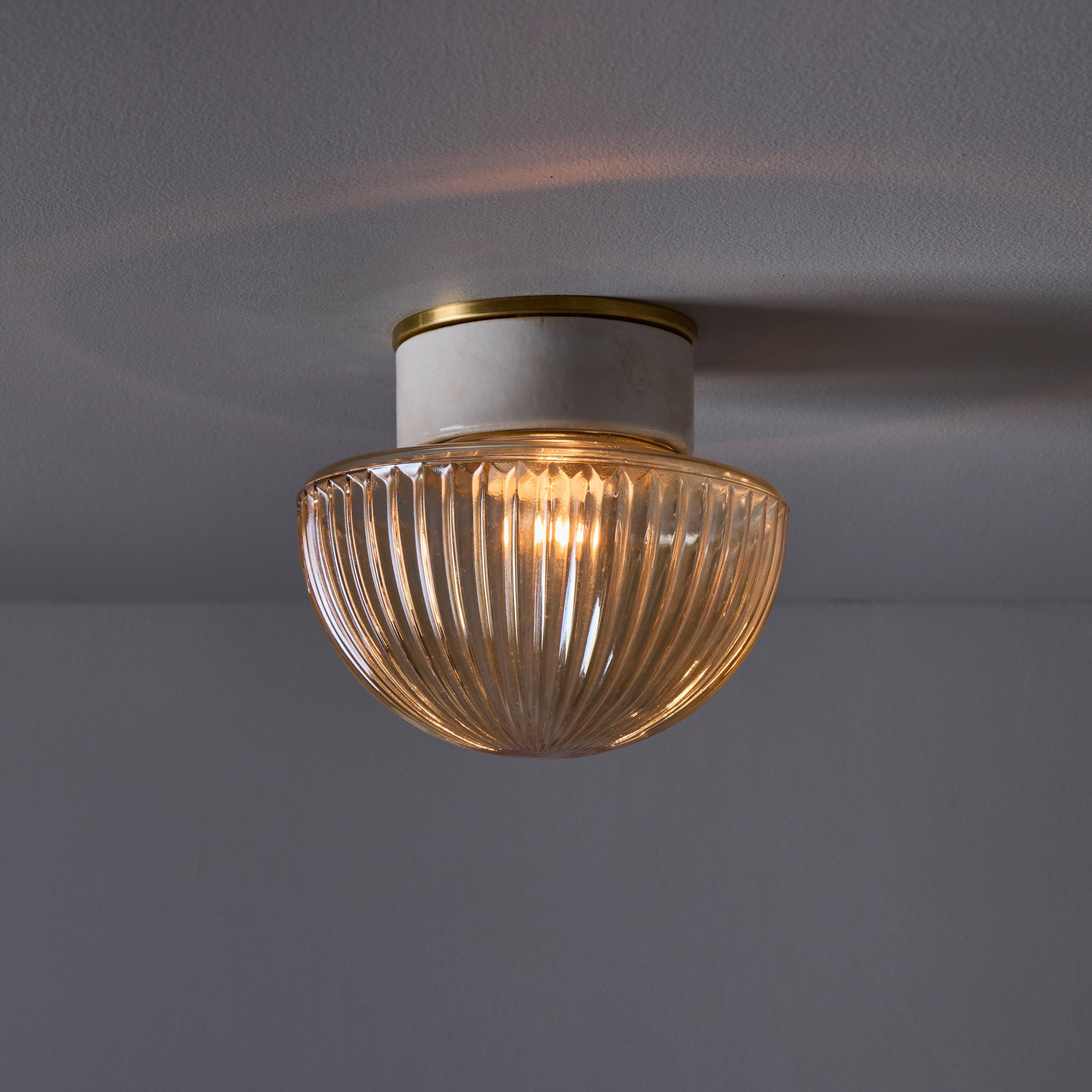 Mid-Century Modern Lampe murale ou de plafond suédoise moderne des années 1960 en verre ambré pressé et porcelaine en vente