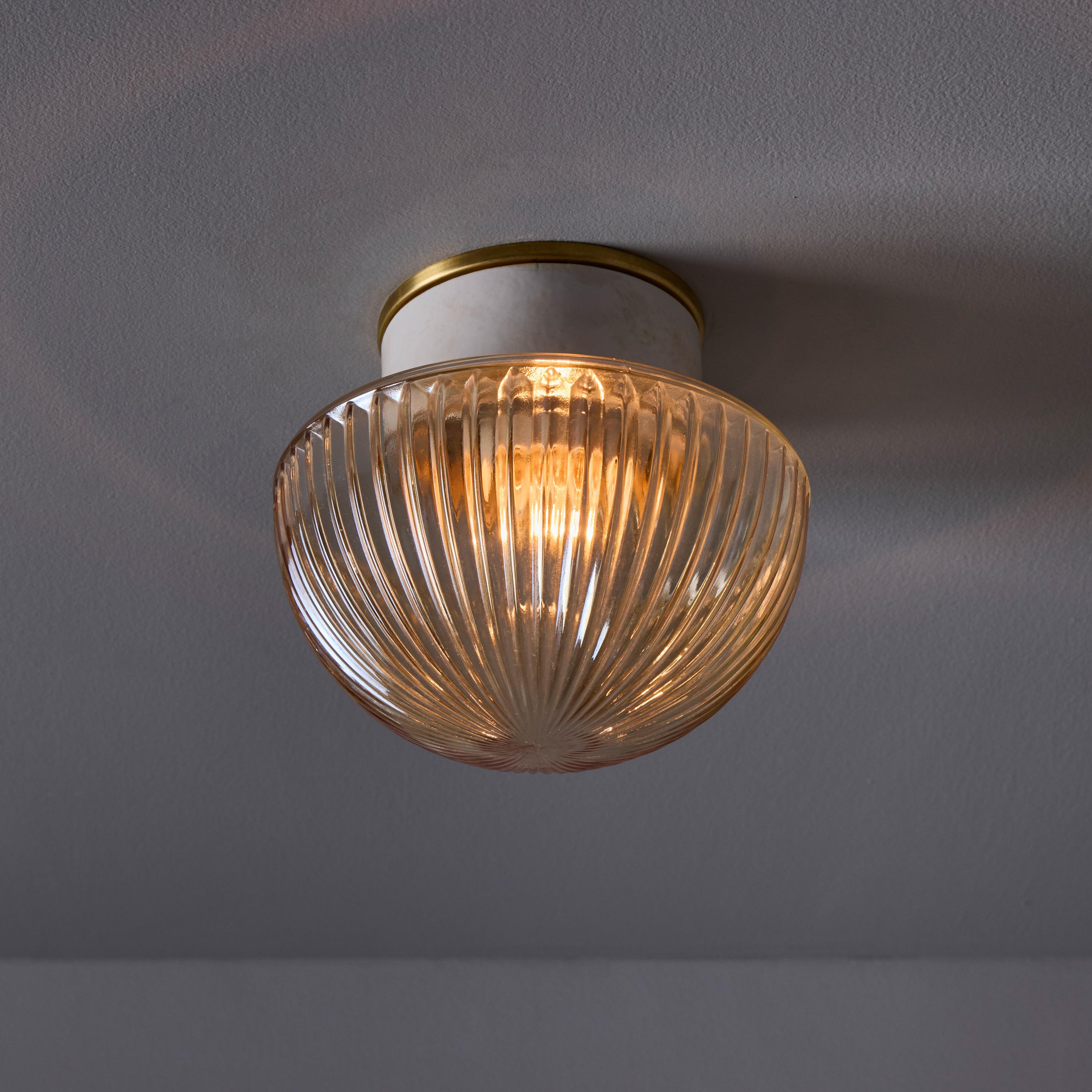 Suédois Lampe murale ou de plafond suédoise moderne des années 1960 en verre ambré pressé et porcelaine en vente