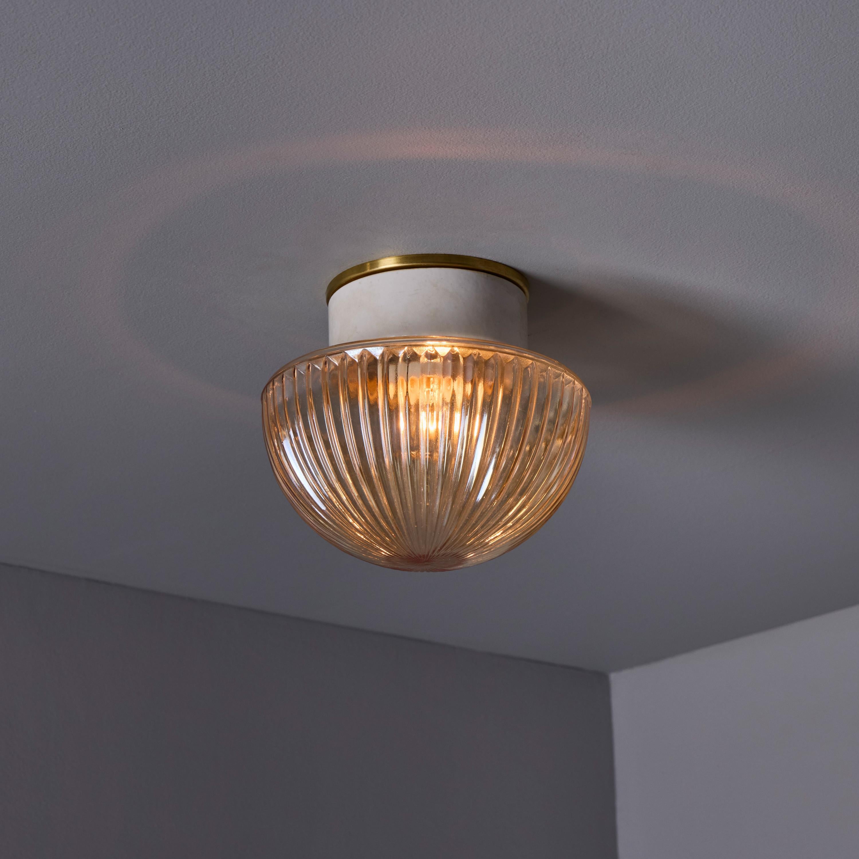Lampe murale ou de plafond suédoise moderne des années 1960 en verre ambré pressé et porcelaine Bon état - En vente à Glendale, CA