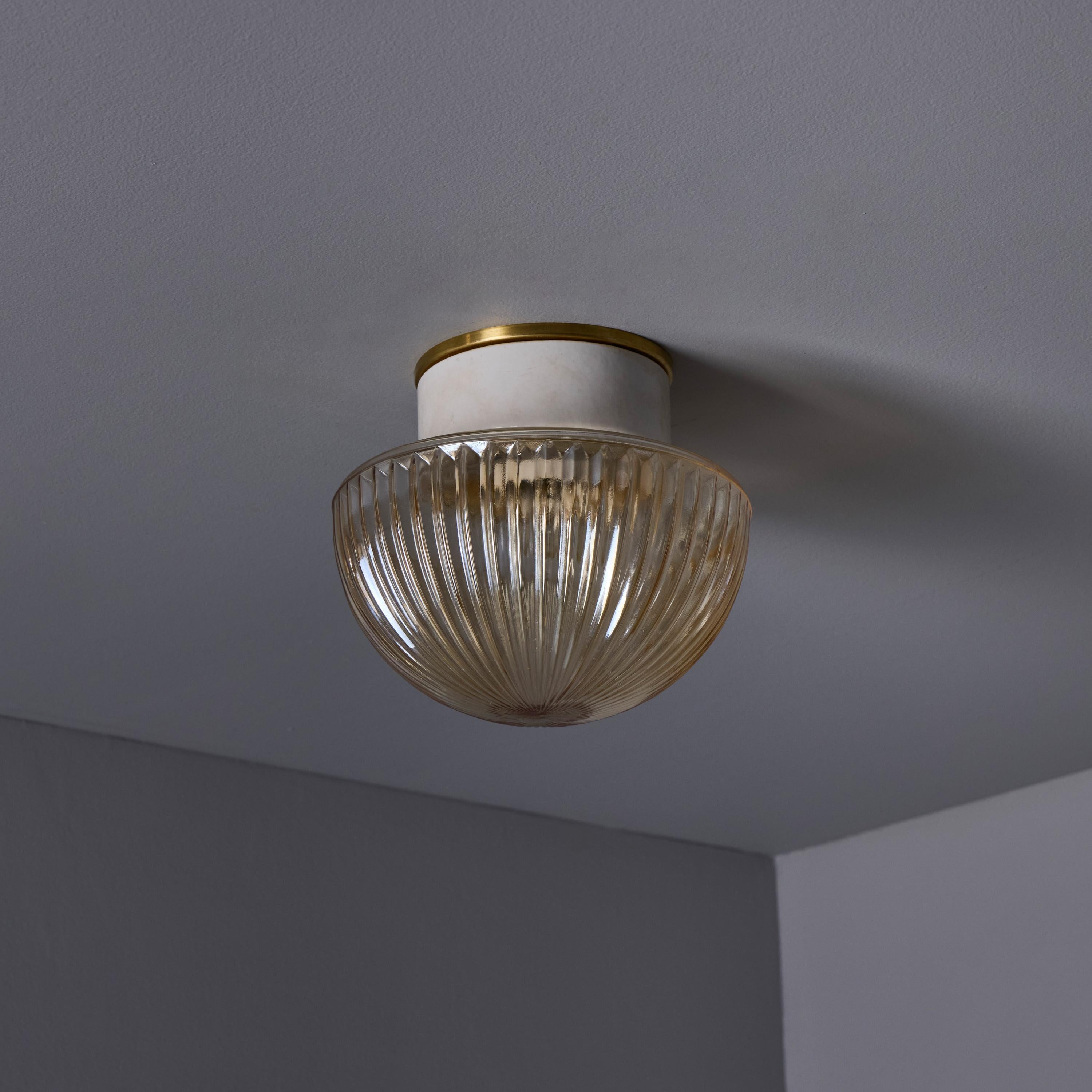 Milieu du XXe siècle Lampe murale ou de plafond suédoise moderne des années 1960 en verre ambré pressé et porcelaine en vente