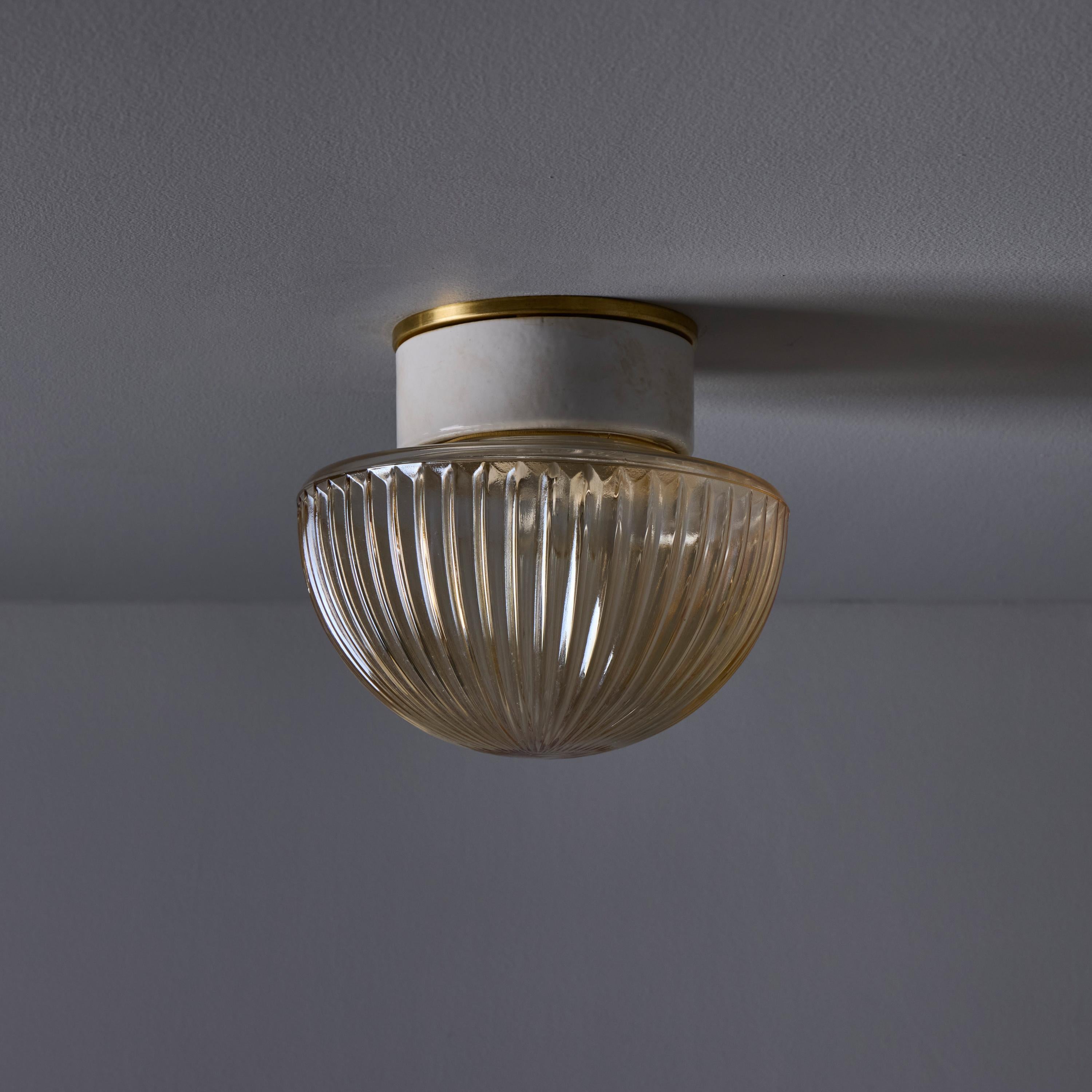 Métal Lampe murale ou de plafond suédoise moderne des années 1960 en verre ambré pressé et porcelaine en vente