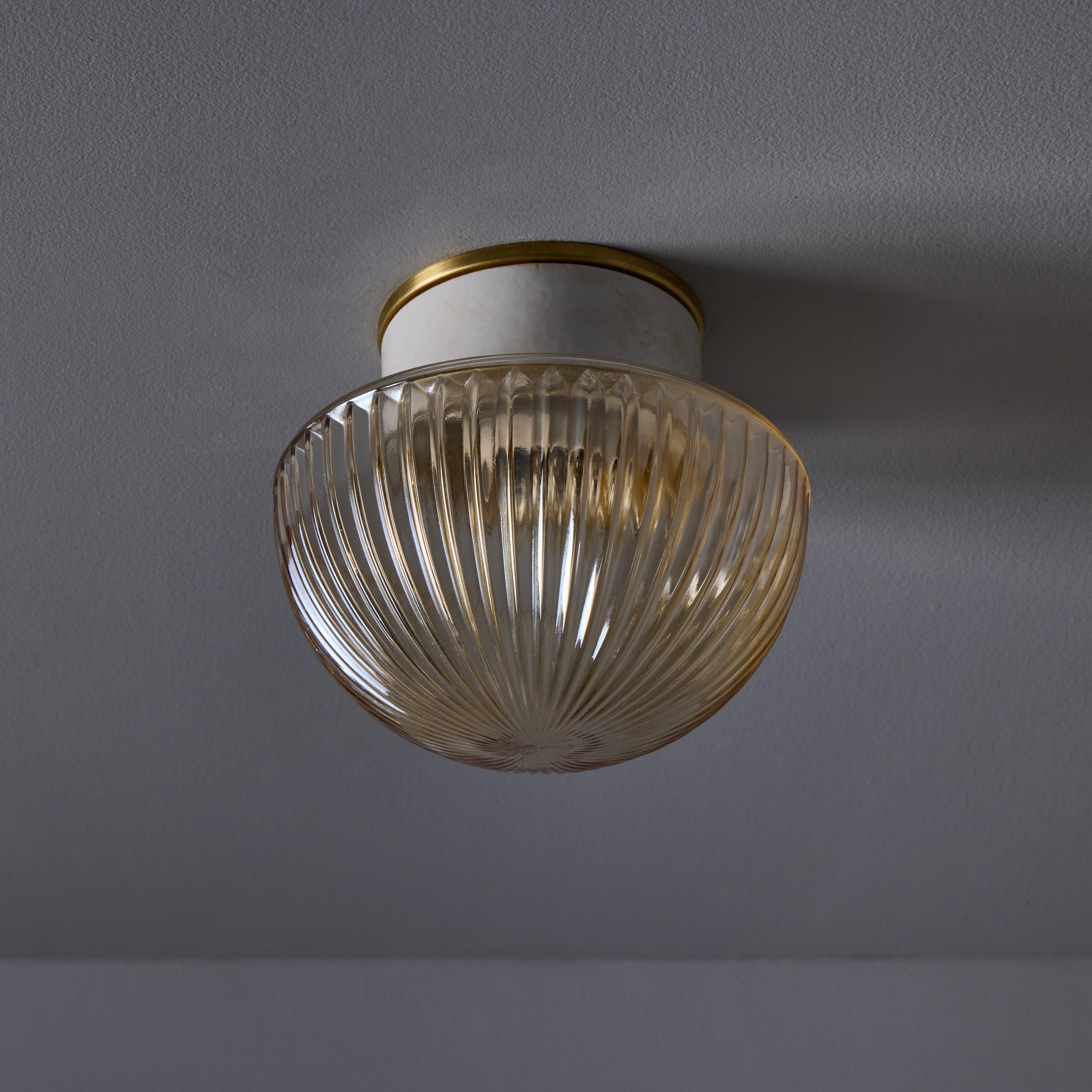 Lampe murale ou de plafond suédoise moderne des années 1960 en verre ambré pressé et porcelaine en vente 1