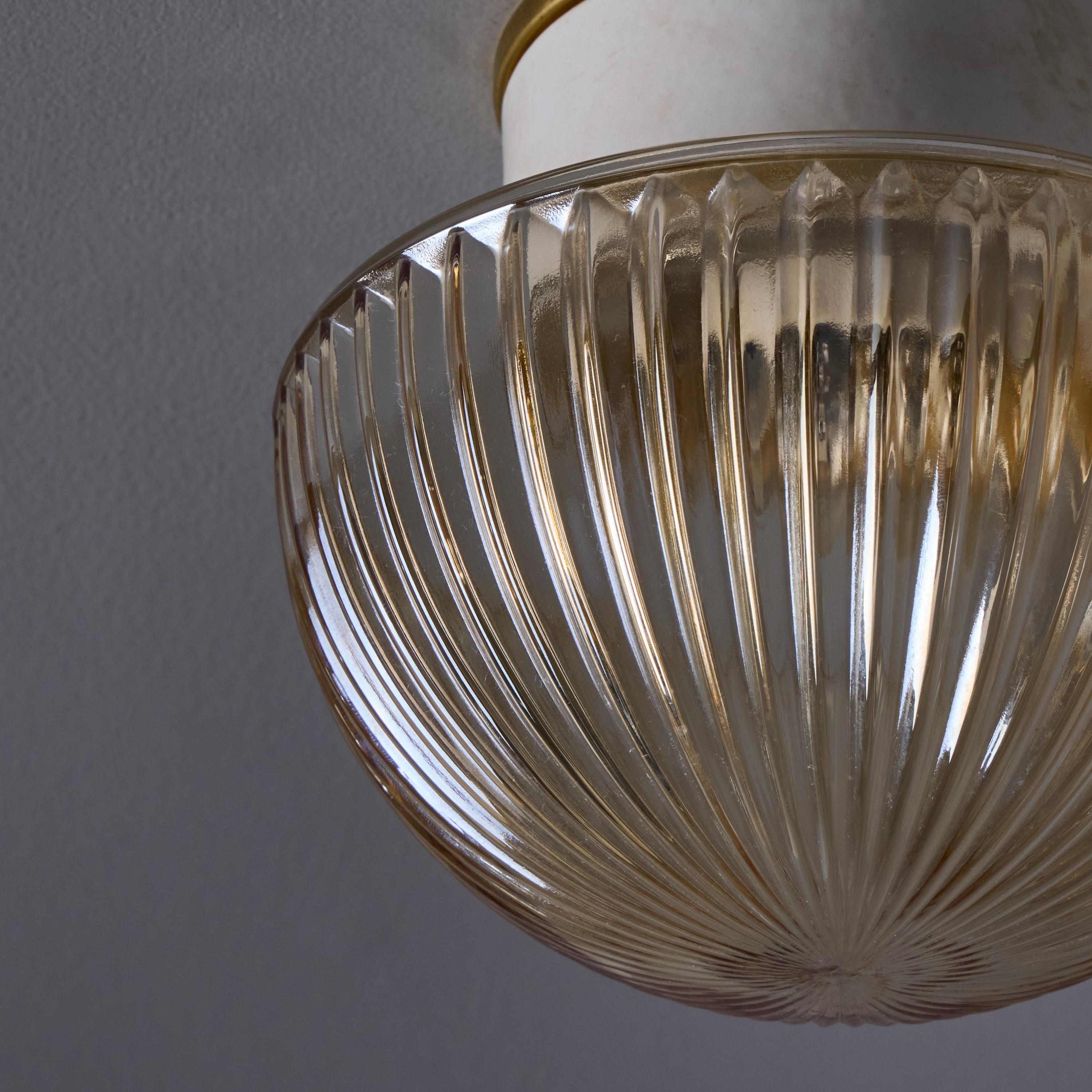 Lampe murale ou de plafond suédoise moderne des années 1960 en verre ambré pressé et porcelaine en vente 2