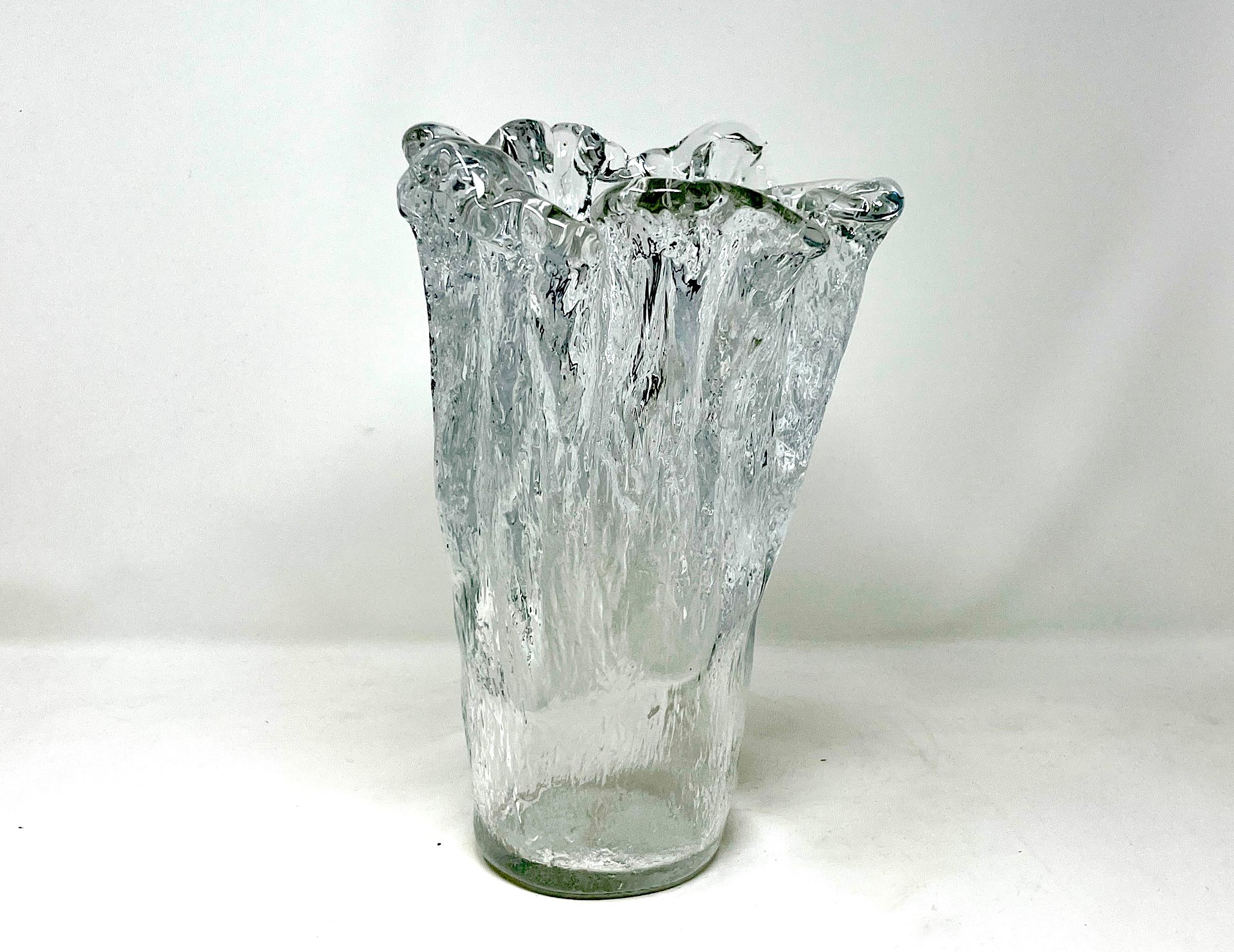 Mid-Century moderno Vaso da ghiaccio in vetro pesante Pukeberg svedese del 1960 di Uno Westerberg, MCM in vendita