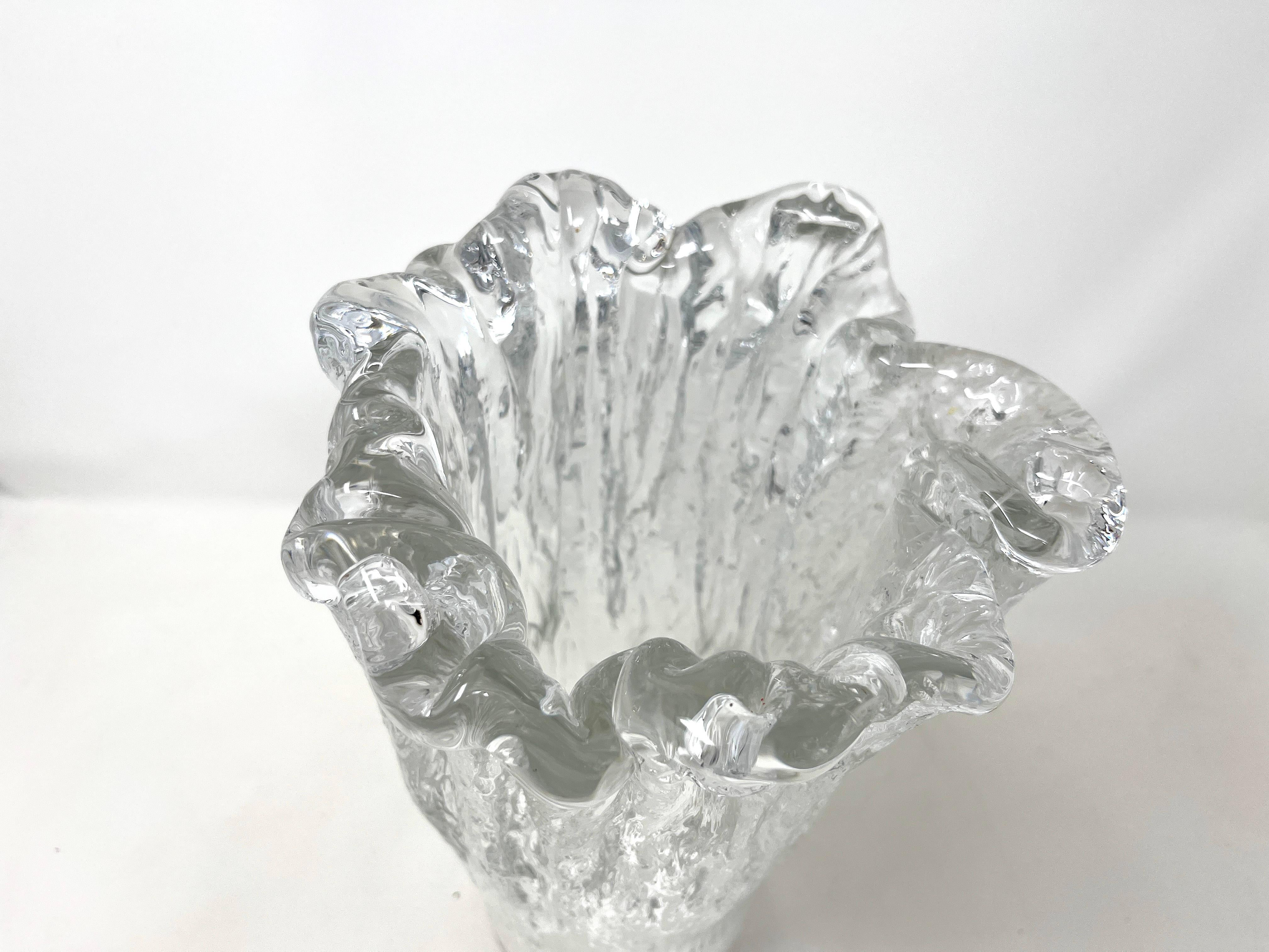 Svedese Vaso da ghiaccio in vetro pesante Pukeberg svedese del 1960 di Uno Westerberg, MCM in vendita