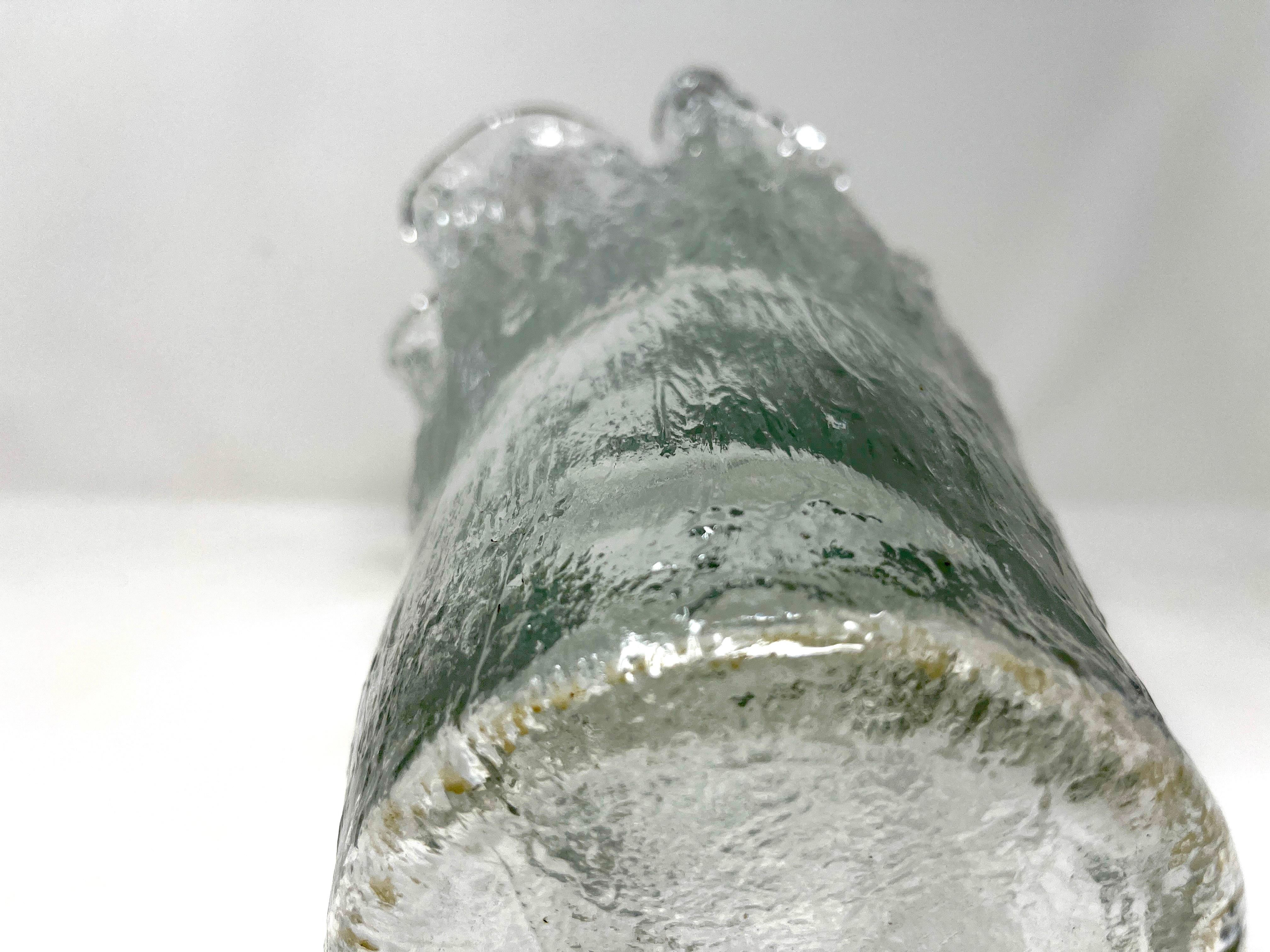 Metà XX secolo Vaso da ghiaccio in vetro pesante Pukeberg svedese del 1960 di Uno Westerberg, MCM in vendita