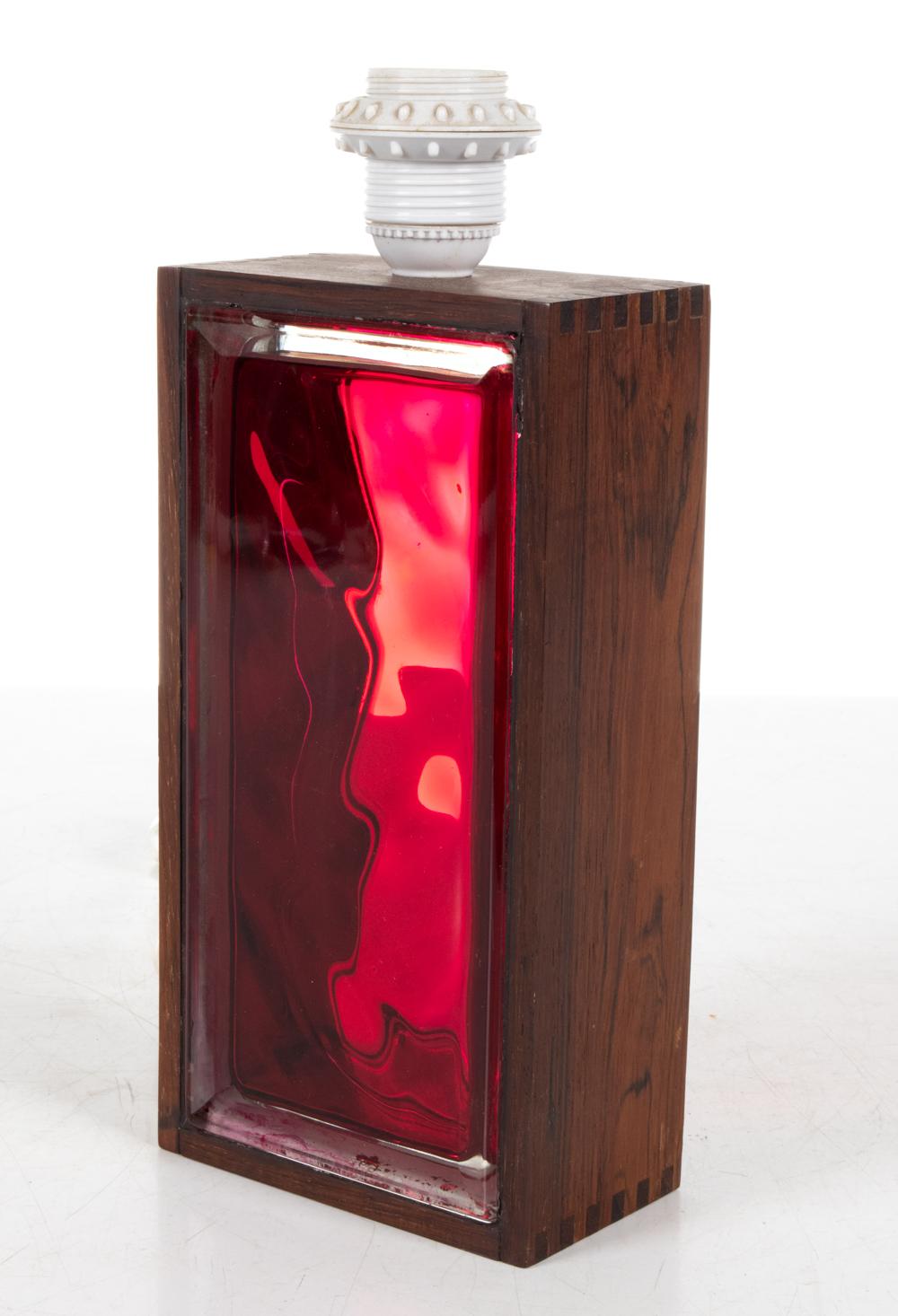 Schwedische Tischlampe aus rotem Glasziegel und Palisanderholz, 1960er Jahre (Skandinavische Moderne) im Angebot