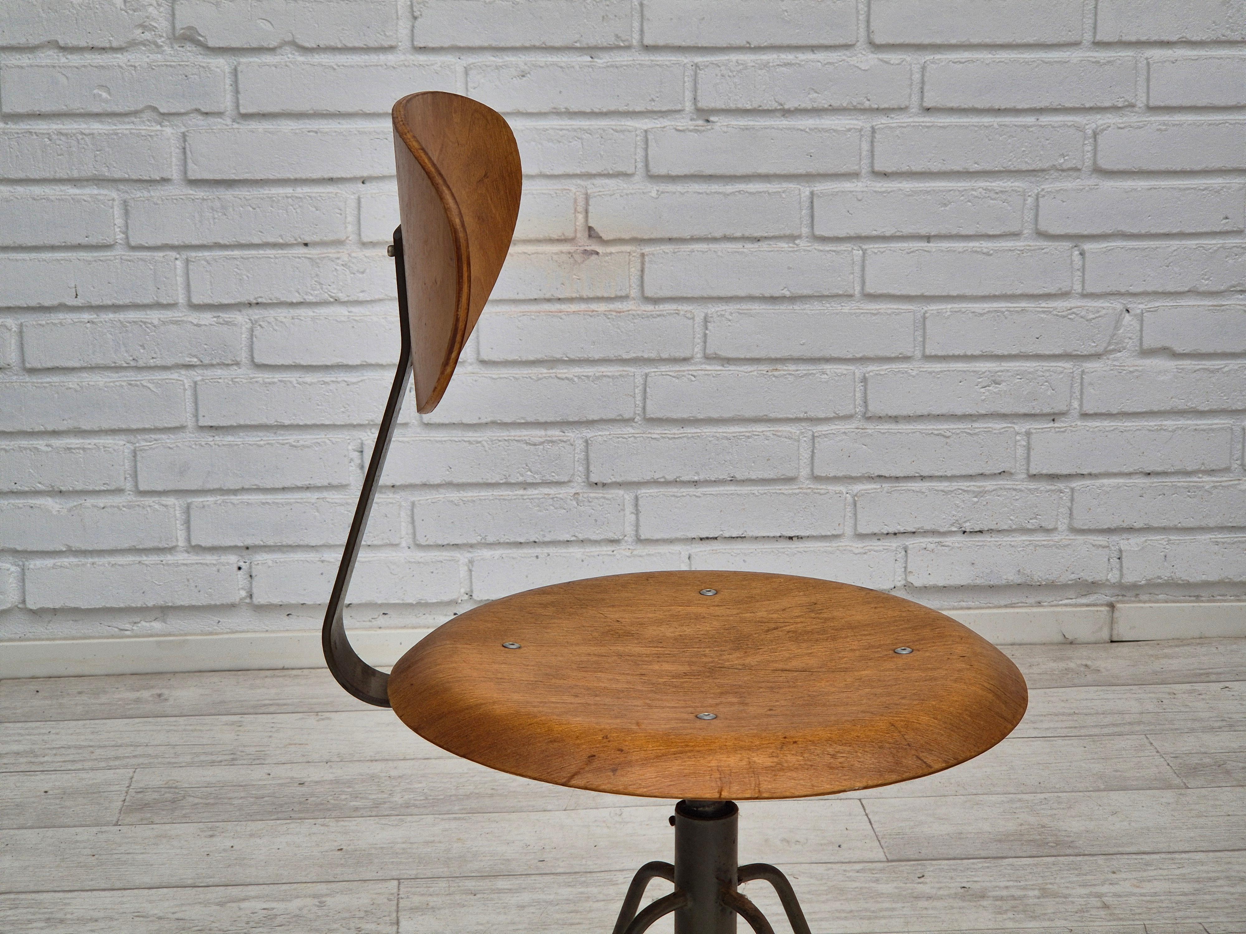 1960er Jahre, schwedischer Drehstuhl, Originalzustand, gebogenes Sperrholz. im Angebot 6