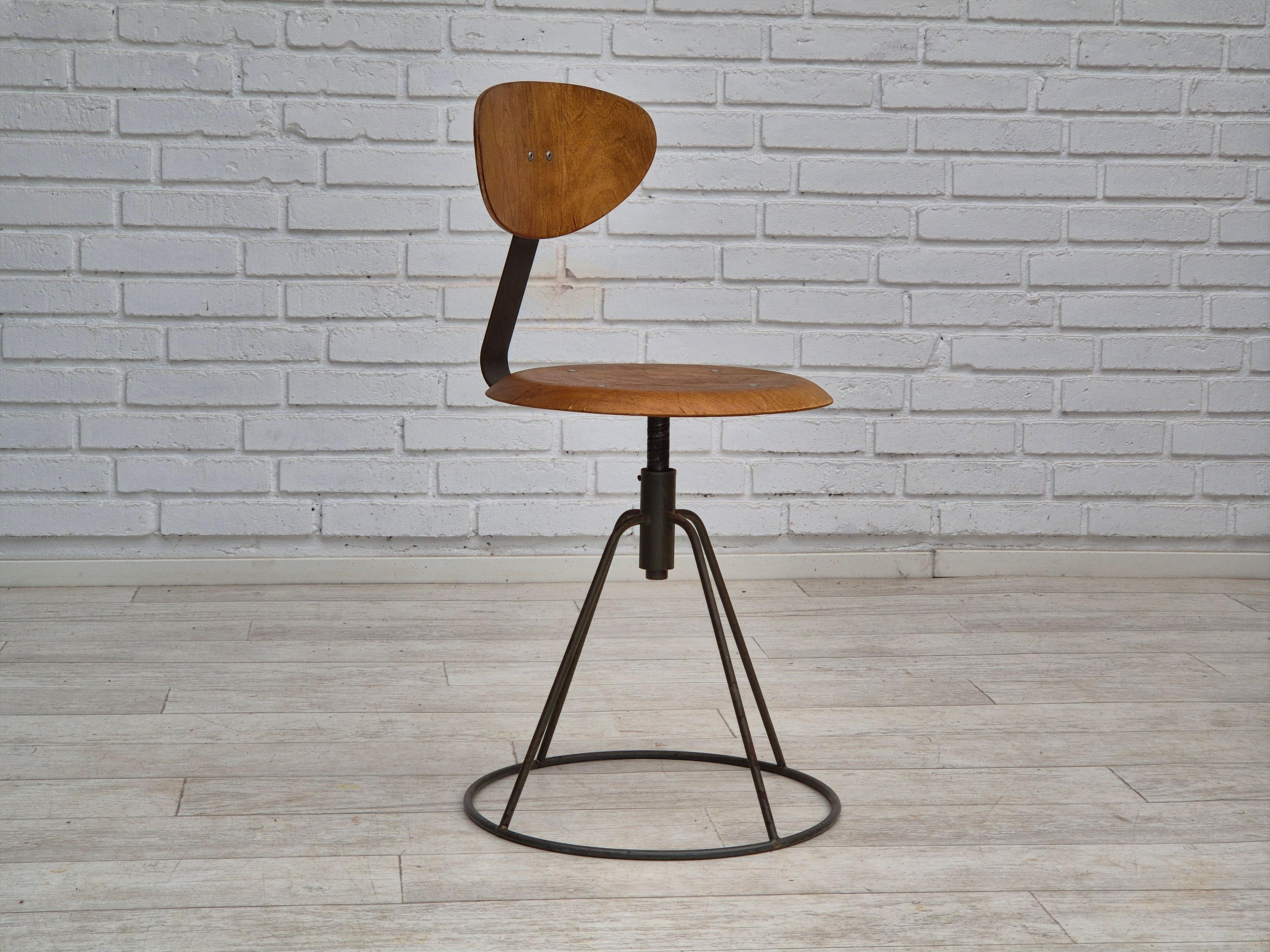 1960er Jahre, schwedisches Design, Drehstuhl in gutem Originalzustand. Gebogenes Sperrholz, Stahl. Hergestellt von einem schwedischen Möbelhersteller etwa in den 1960er Jahren.