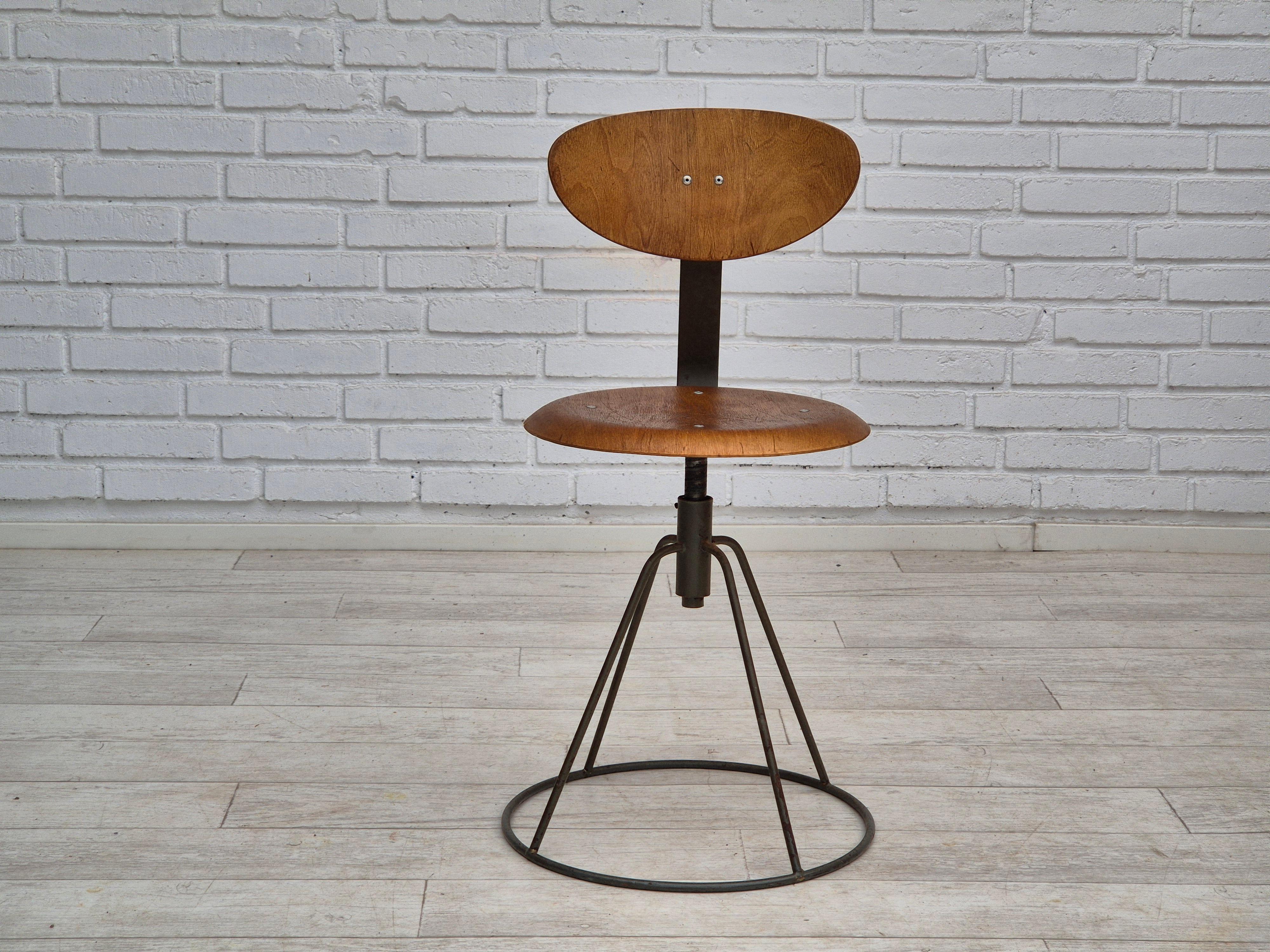 1960er Jahre, schwedischer Drehstuhl, Originalzustand, gebogenes Sperrholz. (Skandinavische Moderne) im Angebot
