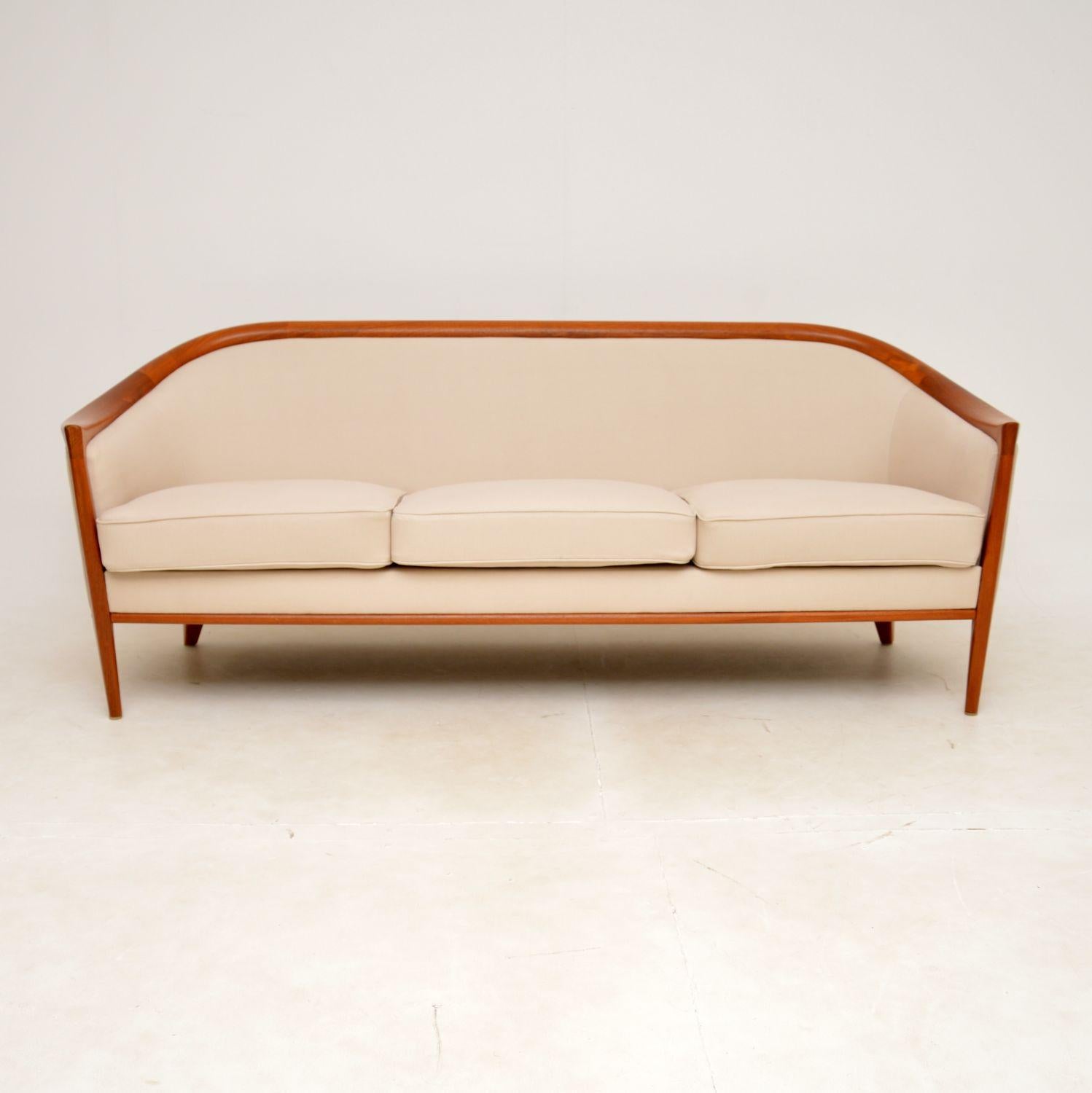 An absolutely stunning vintage Swedish sofa in teak. This was designed by Bertil Fridhagen and was made by Broderna Andersson in the 1960s.

The quality is outstanding, the solid teak frame has beautiful, sweeping curves. This is well sprung and