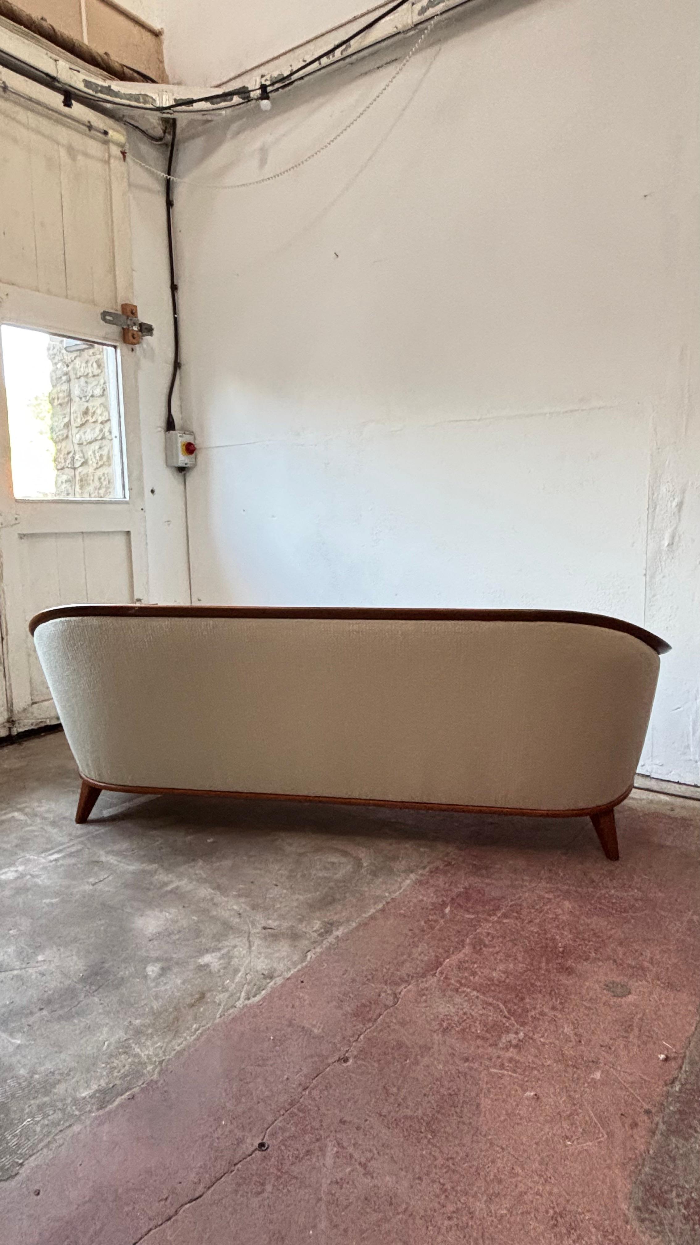 Canapé 'Aristokrat' conçu par Bertil Freidhagan et fabriqué par Broderna Andersson. Un design classique des années 1960.

La qualité est exceptionnelle, le cadre en teck massif présente des courbes solides et magnifiques. Il est bien suspendu et