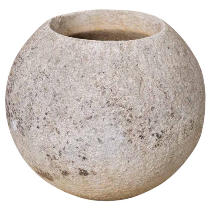 Unglaubliche gegossene Betonkugel-Pflanzgefäße, hergestellt in Frankreich, 1960er Jahre. Vintage-Stück mit großer moderner Form A im Stil von Willy Guhl, perfekt für den Innen- oder Außenbereich. Wunderbares Alter und Patina im ganzen. Einige mit