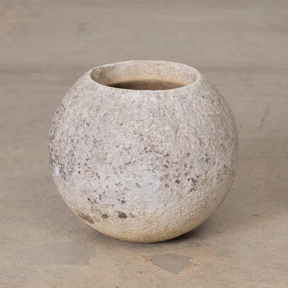 1960er Jahre Französisch Beton Ball Pflanzer, klein (Schweizerisch) im Angebot