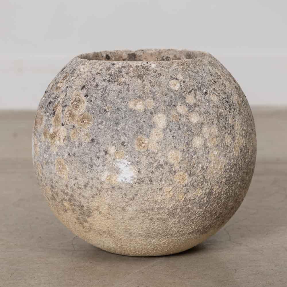 1960er Jahre Französisch Beton Ball Pflanzer, klein (Mitte des 20. Jahrhunderts) im Angebot