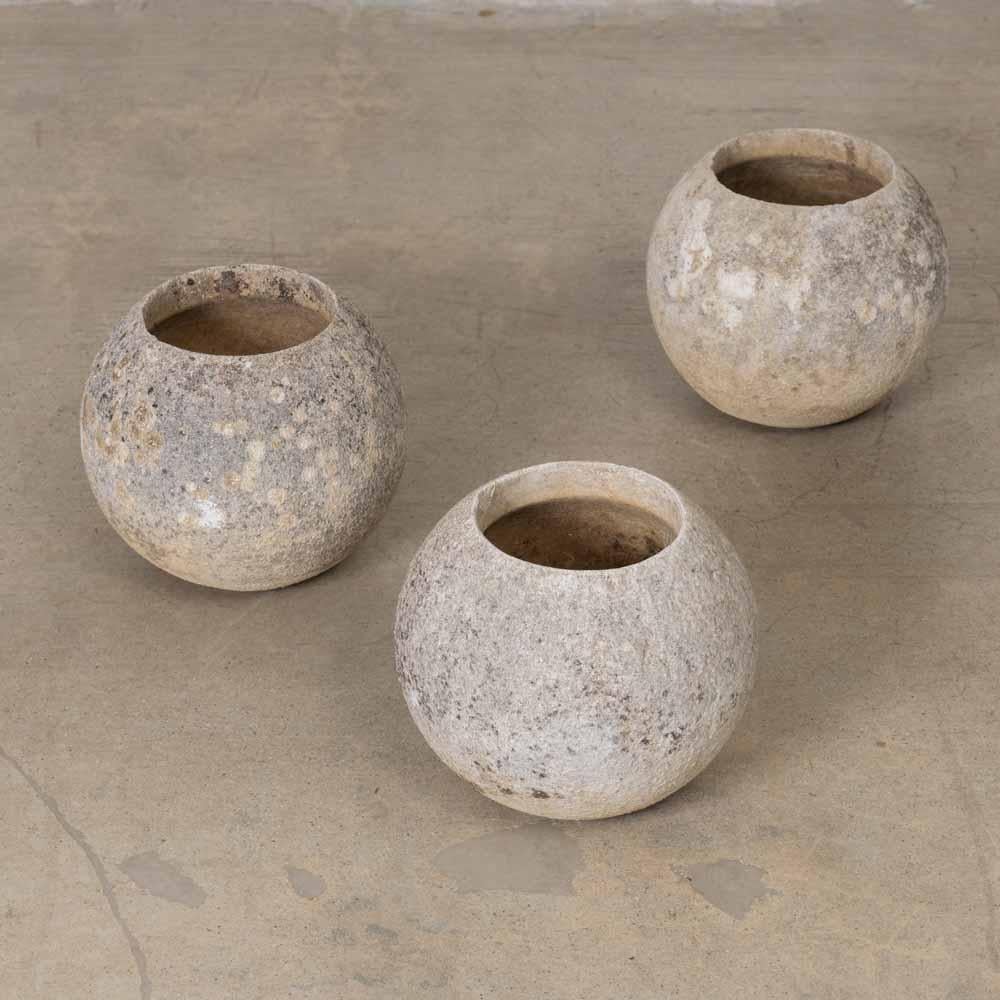 1960er Jahre Französisch Beton Ball Pflanzer, klein im Angebot 1