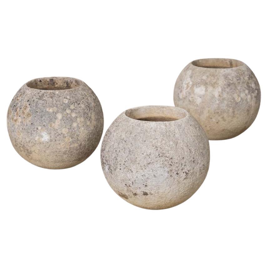 1960er Jahre Französisch Beton Ball Pflanzer, klein im Angebot