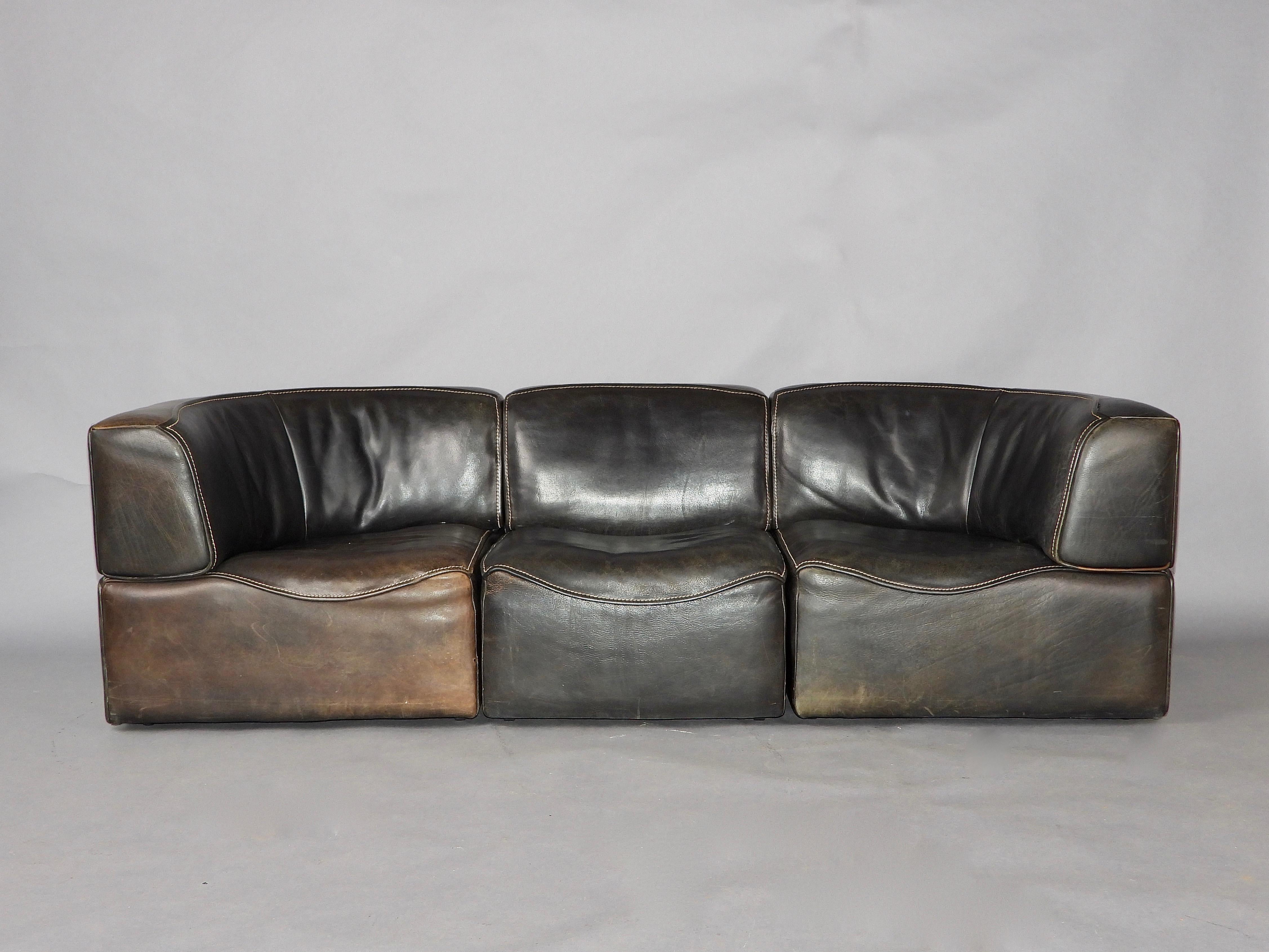 De Sede DS 15 modular sofa in Havana leather. The leather is very thick Vintage condition with patina. It consists of 3 seating elements including 2 armrest seating 1 normal element The Sofa has 2 identical armrest seating. It can be transformed