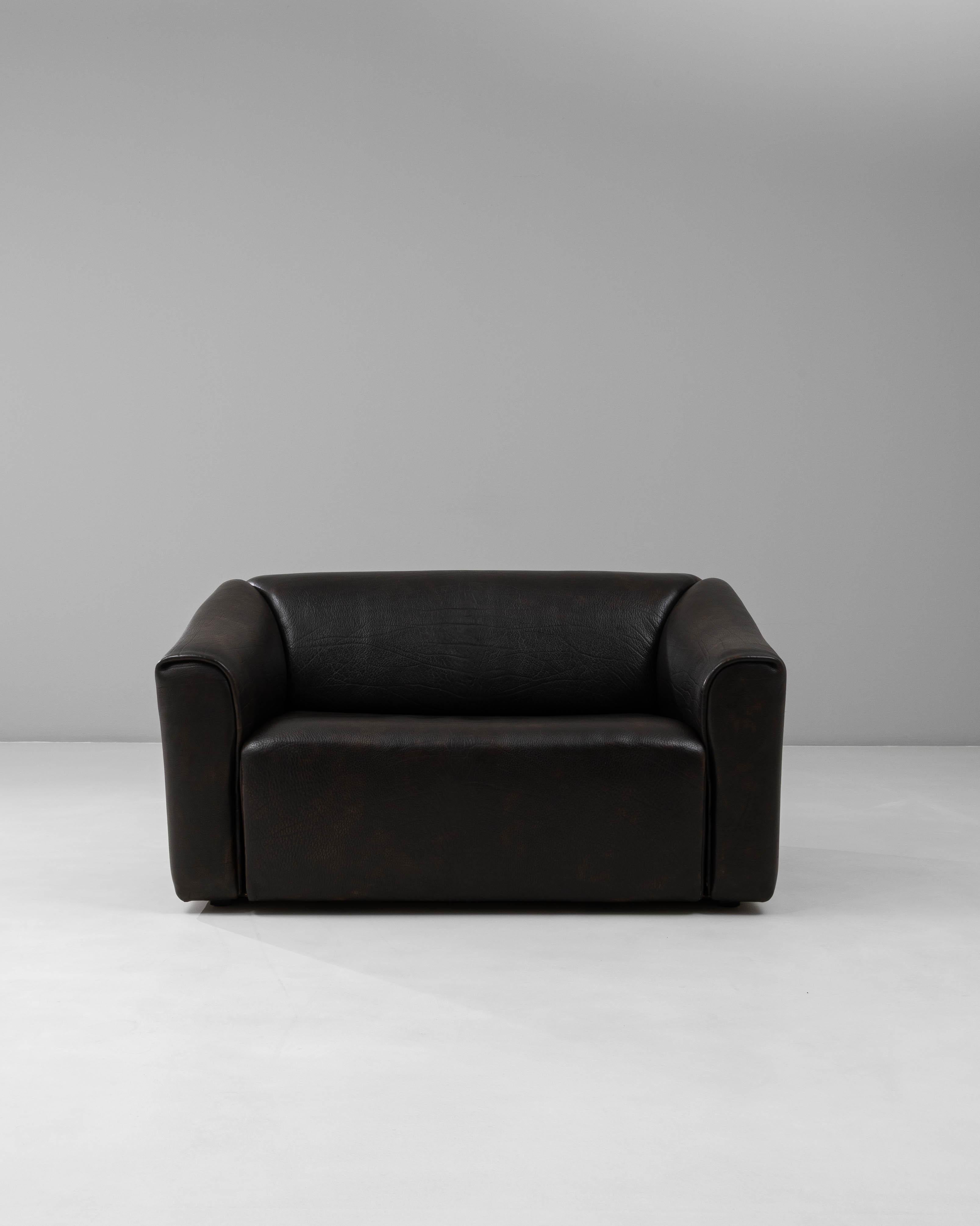 Ce canapé DS-47 en cuir suisse des années 1960 de De Sede est un exemple emblématique de l'approche magistrale de la marque en matière de formes sculpturales et de l'artisanat exceptionnel des peaux. Recouverte d'un épais cuir de taureau cousu à la