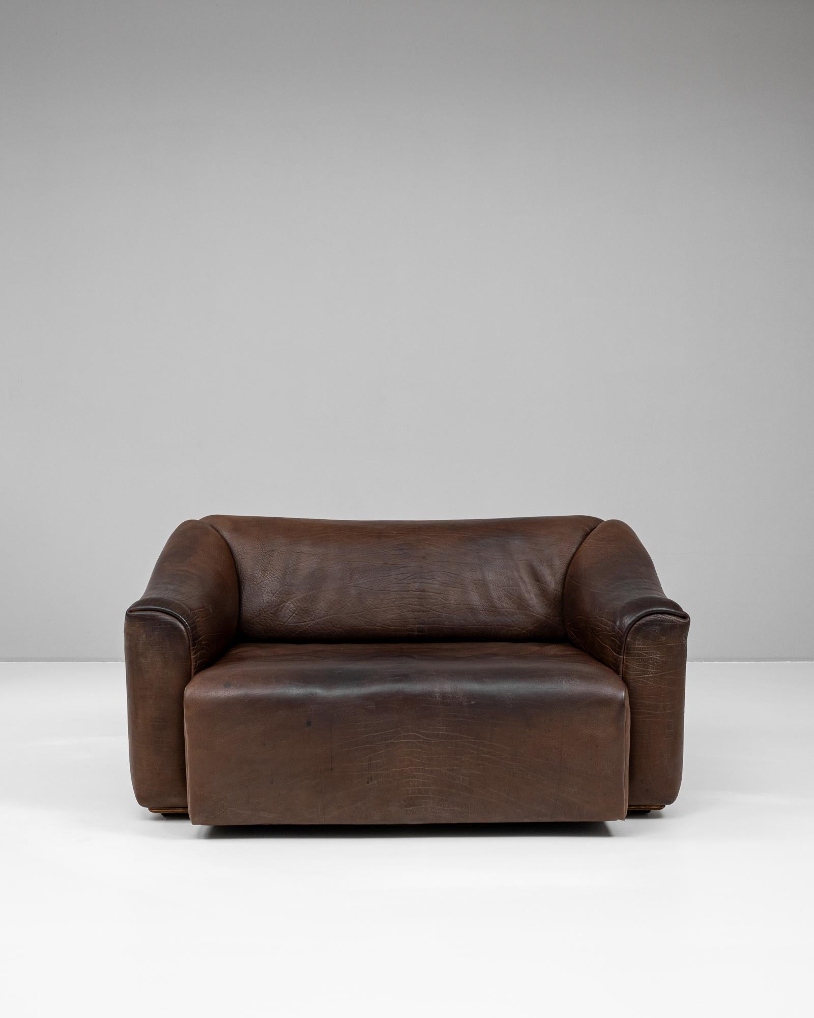 Ce canapé suisse en cuir des années 1960, modèle DS-47 de De Sede, témoigne d'un savoir-faire exceptionnel et d'un design intemporel. Recouvert d'un épais cuir marron cousu à la main, le canapé affiche un aspect à la fois robuste et raffiné, avec