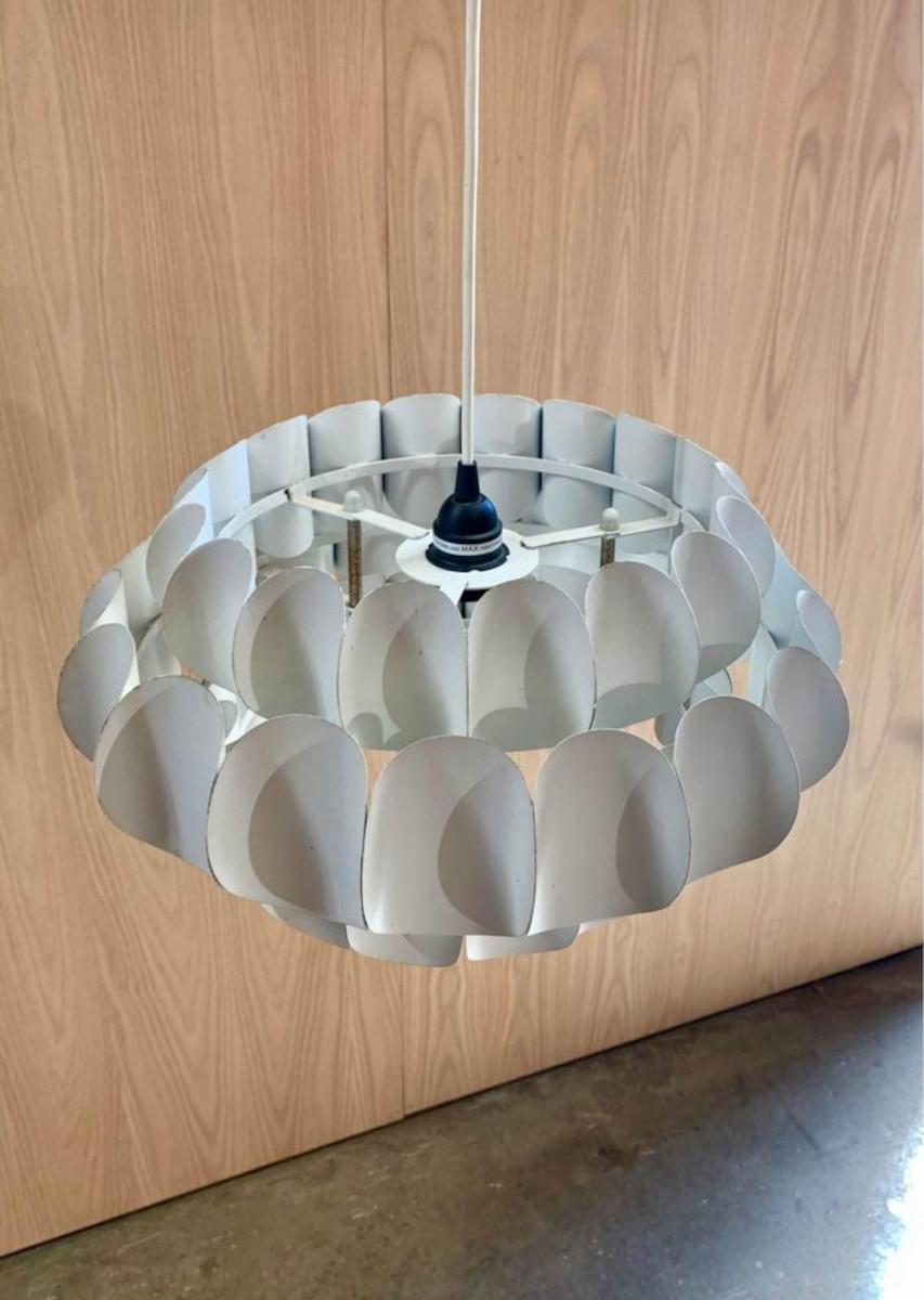 A rare find, especially in Canada, this unique light was designed in Switzerland by H. Zender for Temde during the 1950s. Retaining its original paint and finish, this piece is in good aesthetic and working condition.

16” diameter
8” high

Free