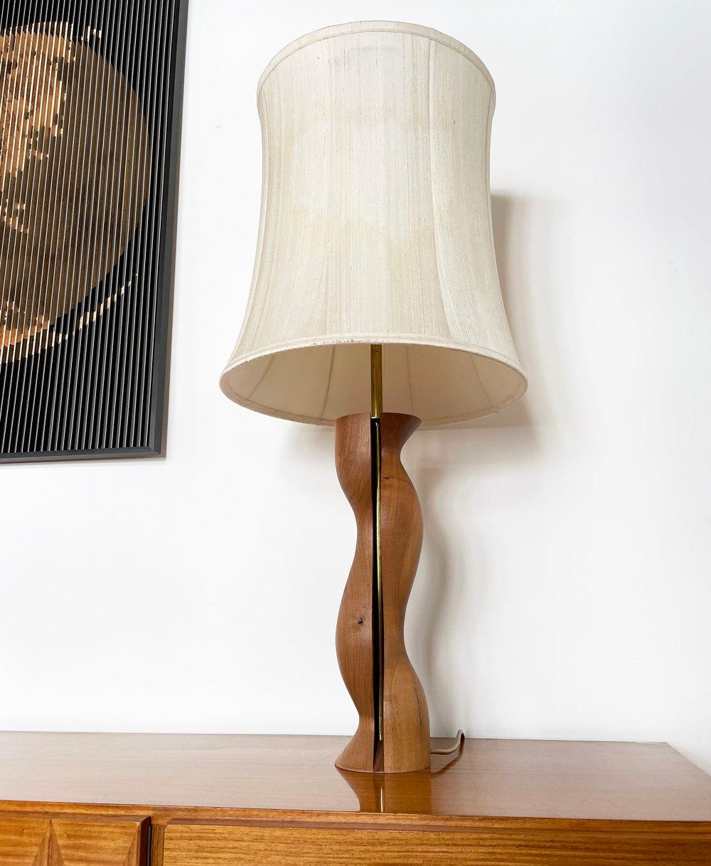 Lámpara de mesa de Swiss Teak y latón de los años 60 Moderno de mediados de siglo en venta