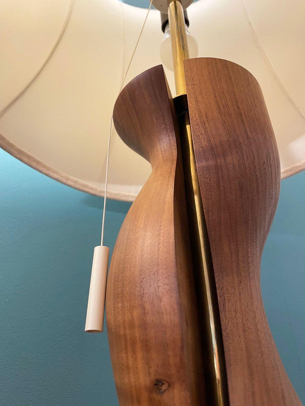 Lámpara de mesa de Swiss Teak y latón de los años 60 Suizo en venta