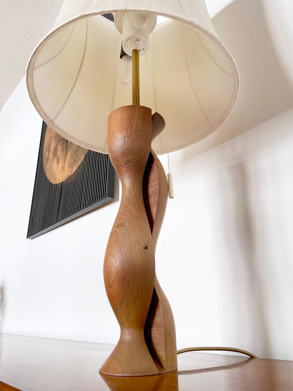 Lámpara de mesa de Swiss Teak y latón de los años 60 Metal en venta