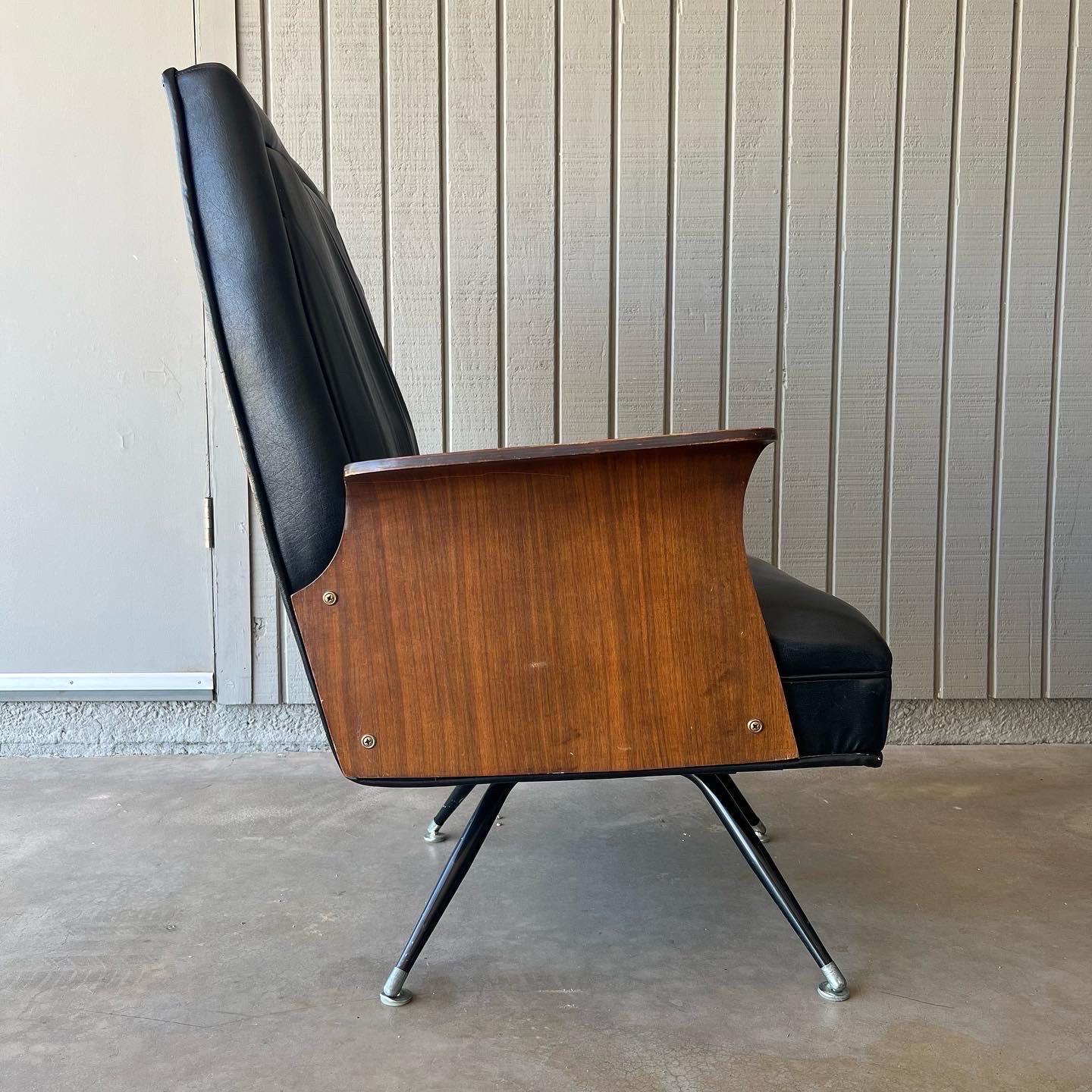 1960er Jahre Dreh- und Schaukelstuhl von Murphy-Miller mit skulpturalen Holzarmen (Moderne der Mitte des Jahrhunderts) im Angebot