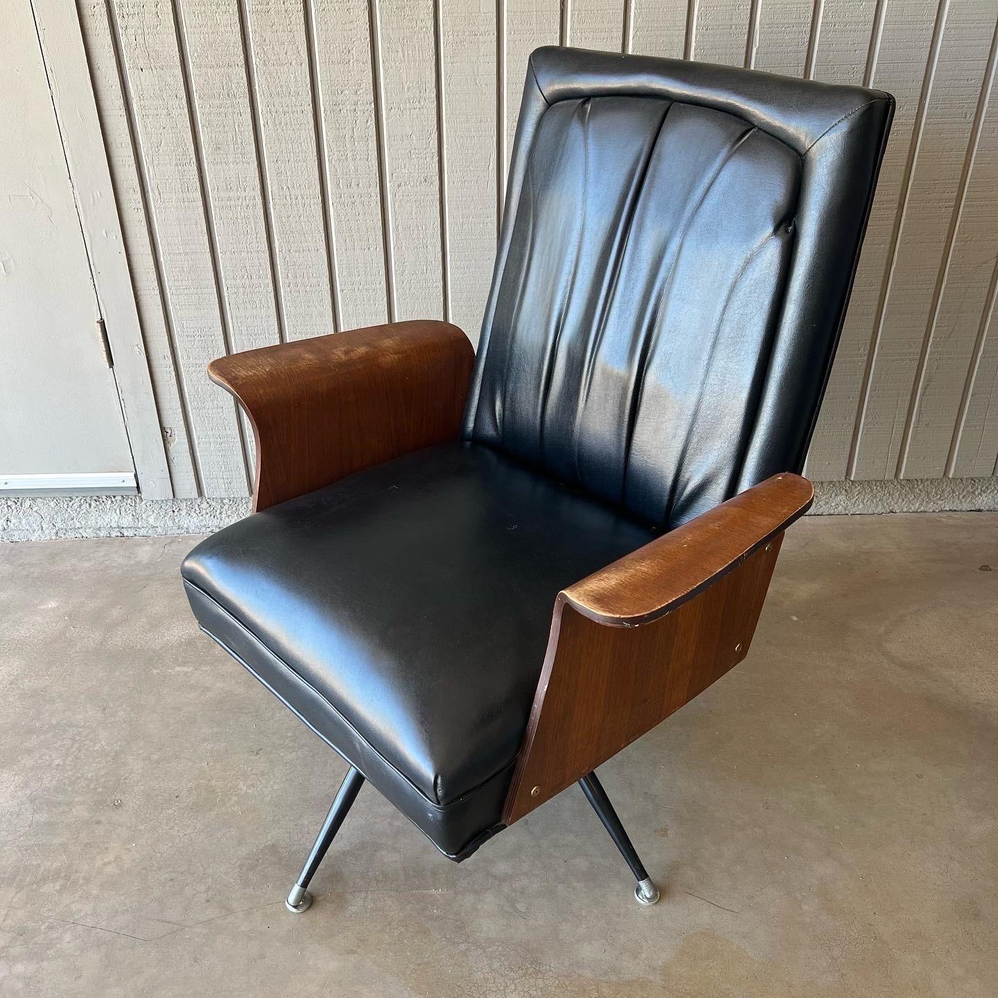 1960er Jahre Dreh- und Schaukelstuhl von Murphy-Miller mit skulpturalen Holzarmen (amerikanisch) im Angebot