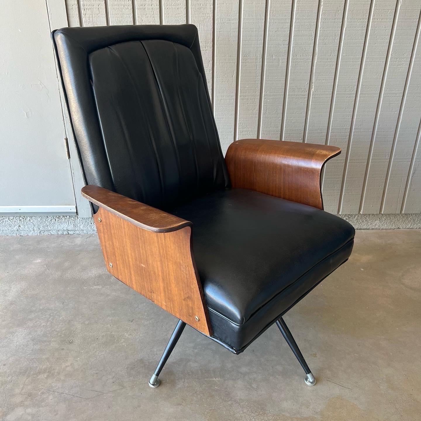 1960er Jahre Dreh- und Schaukelstuhl von Murphy-Miller mit skulpturalen Holzarmen im Zustand „Gut“ im Angebot in Phoenix, AZ