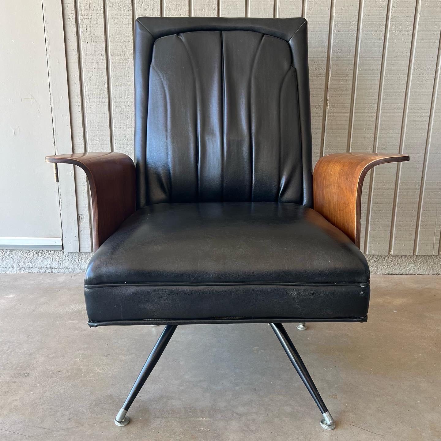 1960er Jahre Dreh- und Schaukelstuhl von Murphy-Miller mit skulpturalen Holzarmen (Mitte des 20. Jahrhunderts) im Angebot