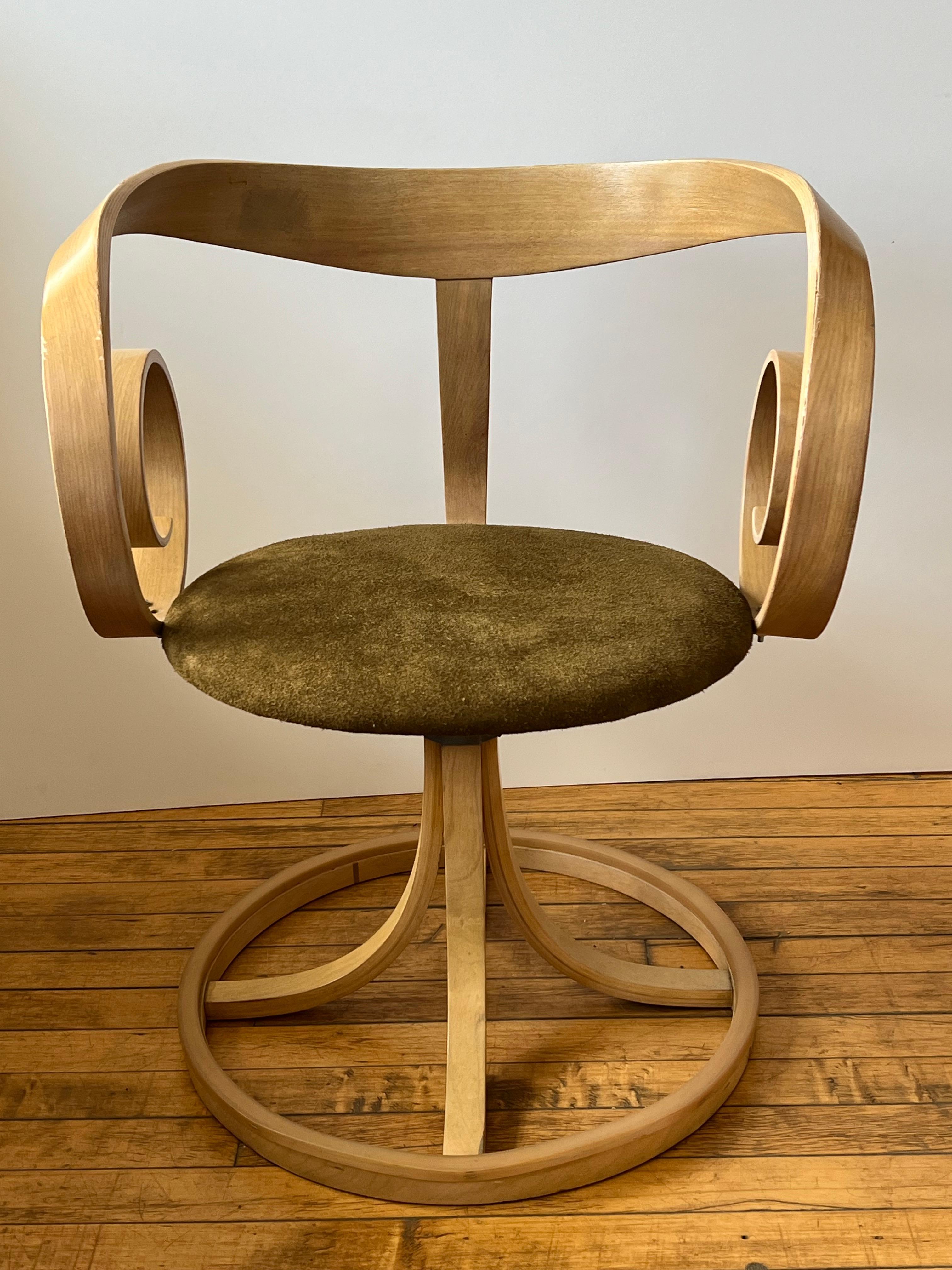 Parchemin pivotant Sultana des années 1960 
Chaise de George Mulhauser, nouveau revêtement en daim. 