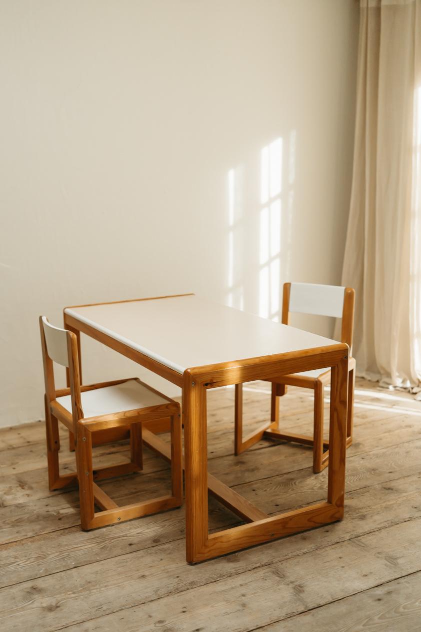 1960er Tisch und 2 Stühle, André Sornay (Französisch) im Angebot