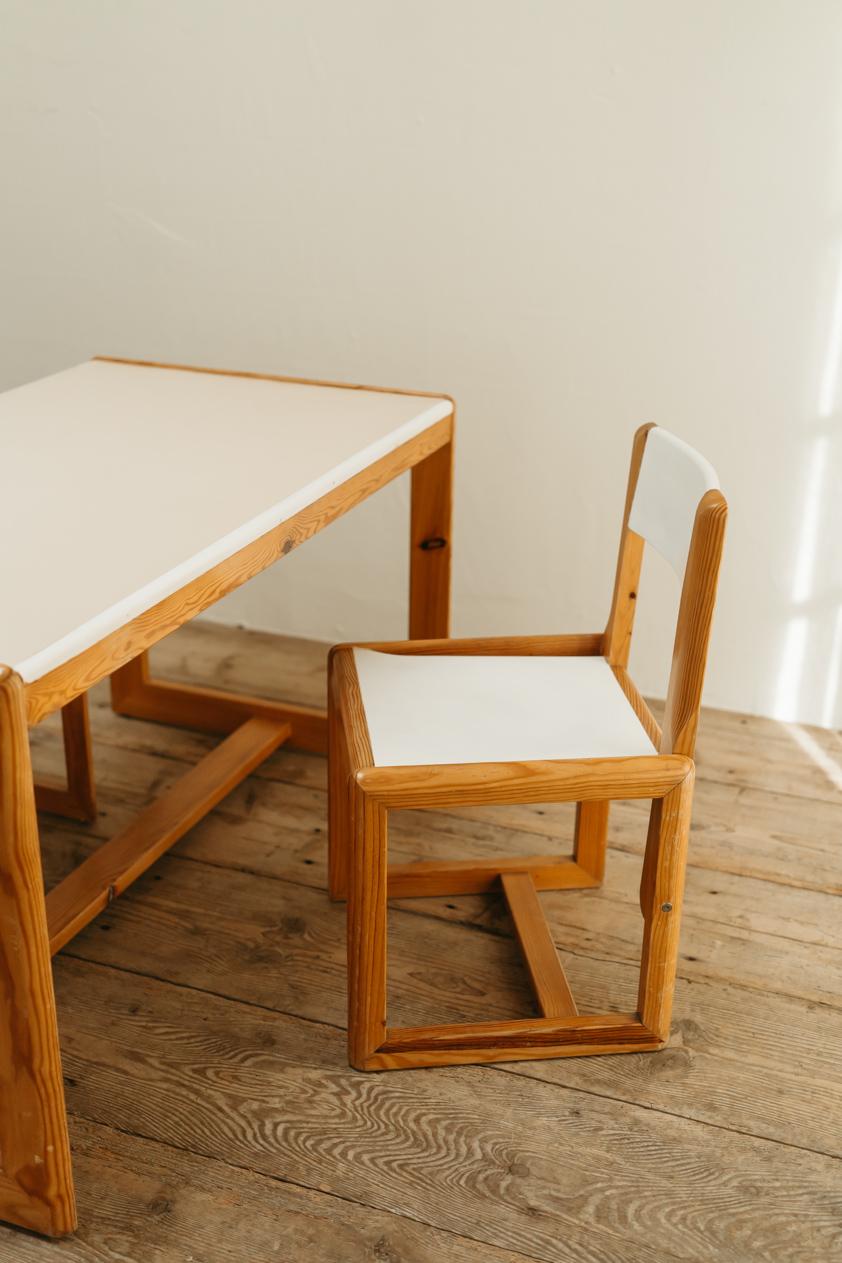 1960er Tisch und 2 Stühle, André Sornay (20. Jahrhundert) im Angebot