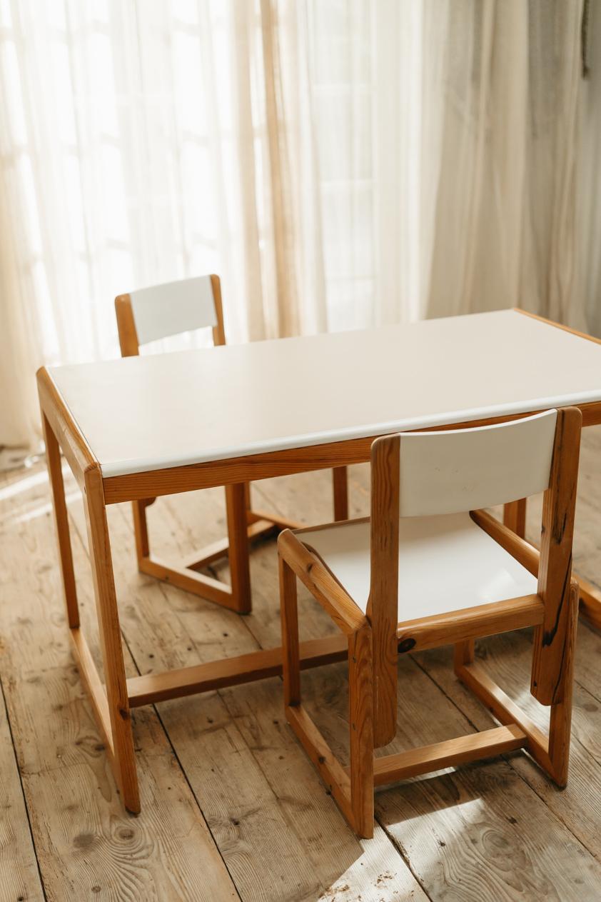 1960er Tisch und 2 Stühle, André Sornay (Kiefernholz) im Angebot