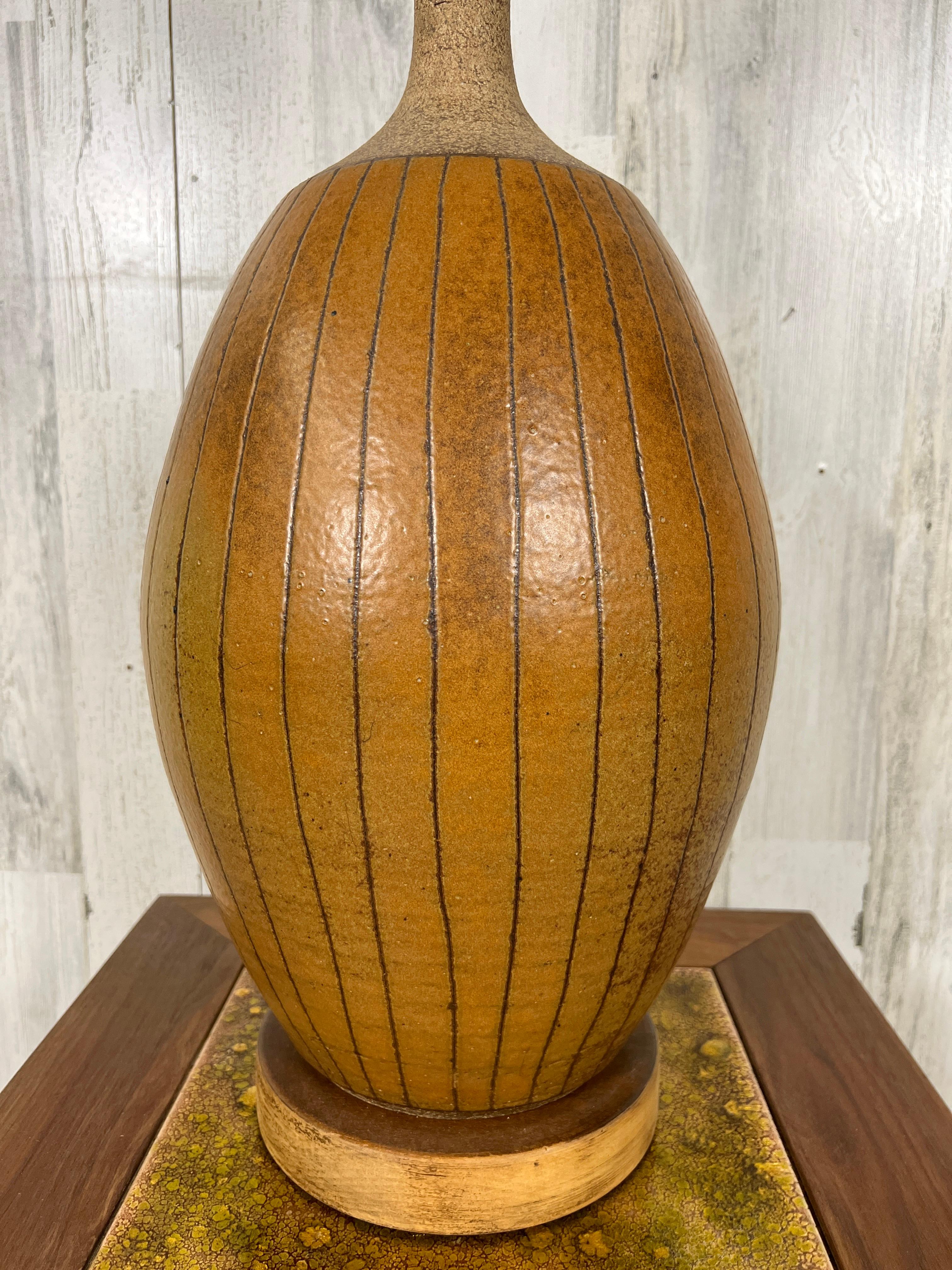 1960er Jahre, Keramik-Tischlampe von Brent Bennett mit Holzfuß 
Die Basis ist 11