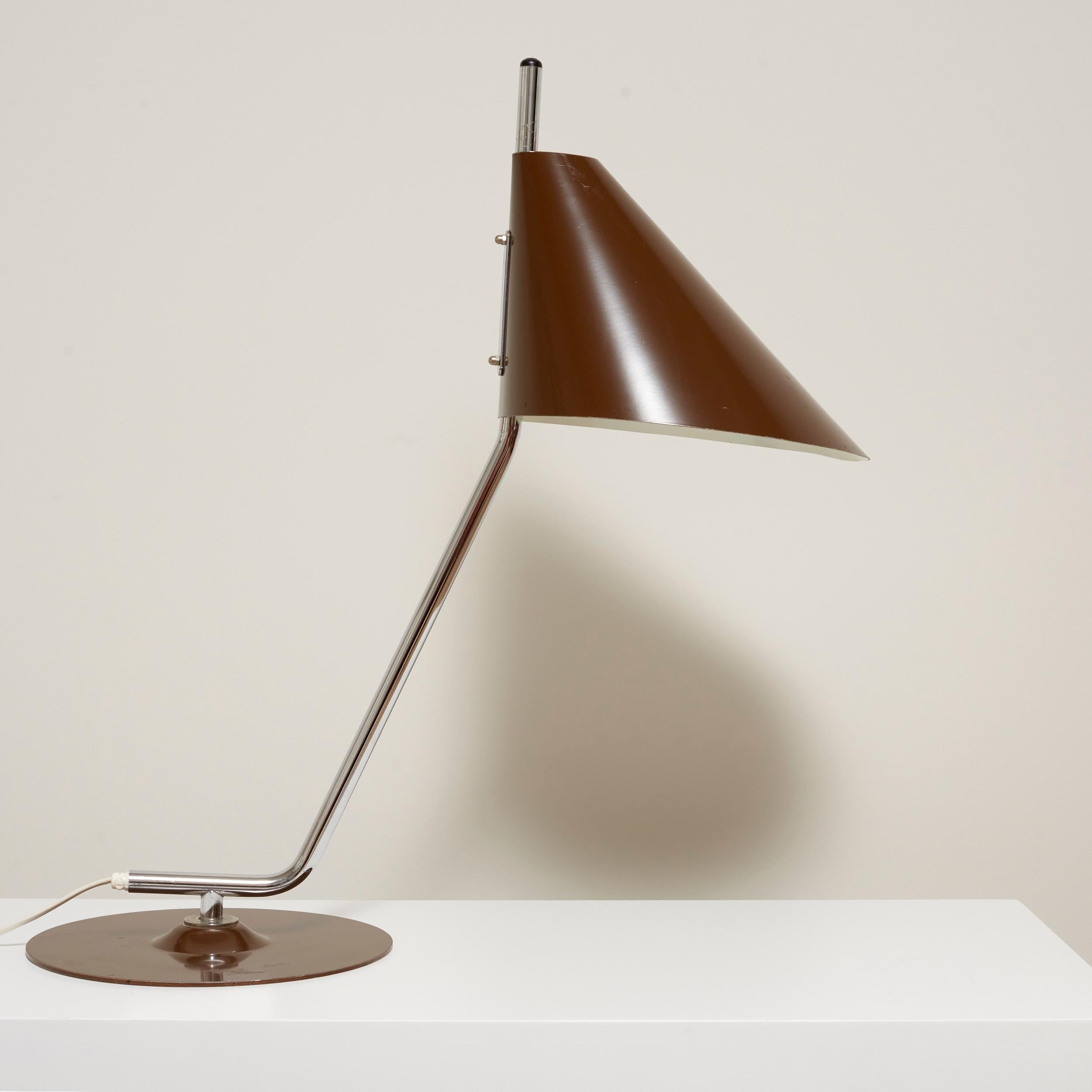 Adjustable lampshade and round foot in metal in a very good vintage condition. Model B260 marked Hans-Agne Jakobsson Markaryd AB. 
Hans-Agne Jakobsson was a Swedish interior and furniture designer. He was famed for his lighting designs which
