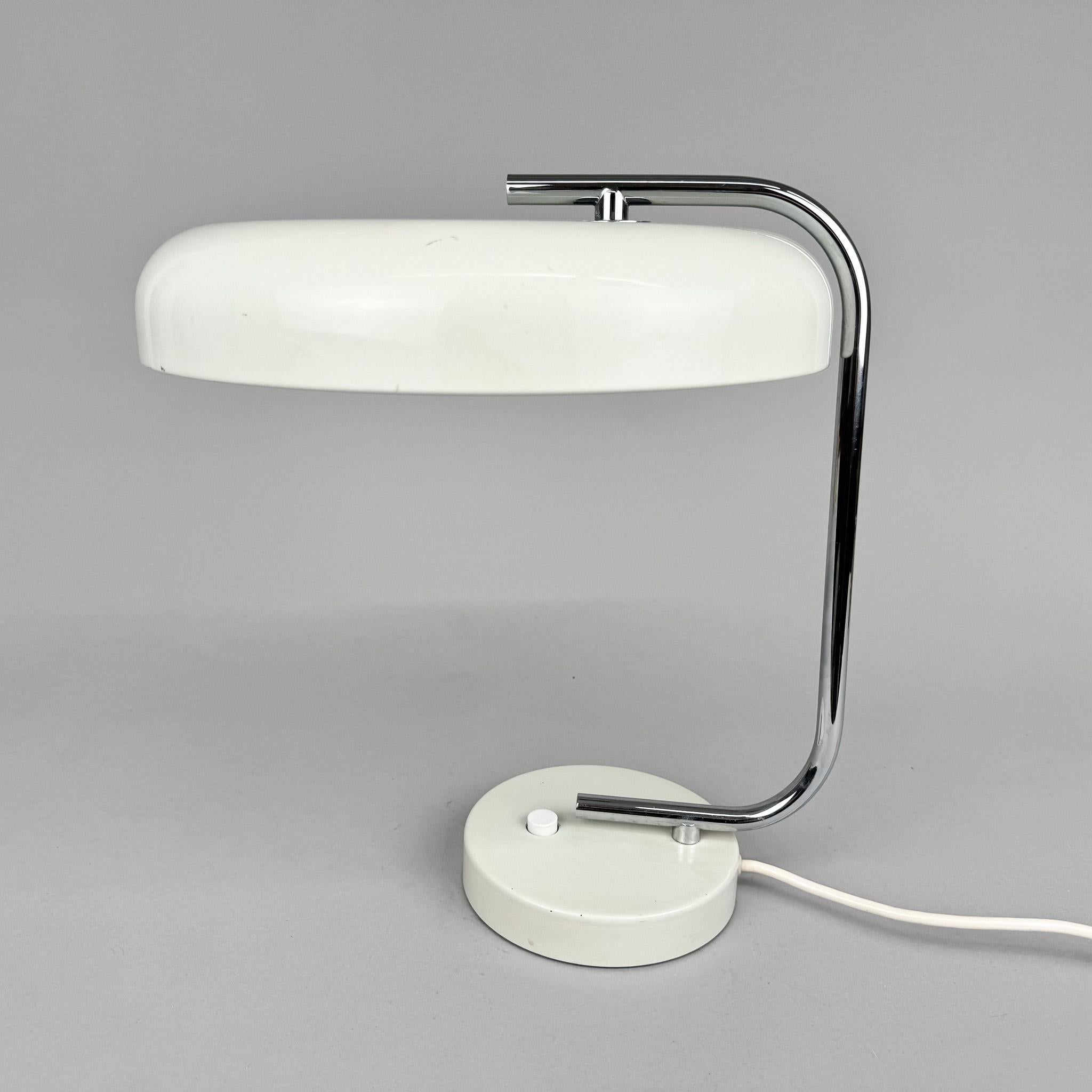 Lámpara de diseño moderno de mediados de siglo fabricada por Hustadt Leuchten en Alemania en la década de 1960. Buen estado vintage con algunos signos de uso (ver foto) 
Bombilla: 1 x E27 (E26). Adaptador para EE.UU. incluido.