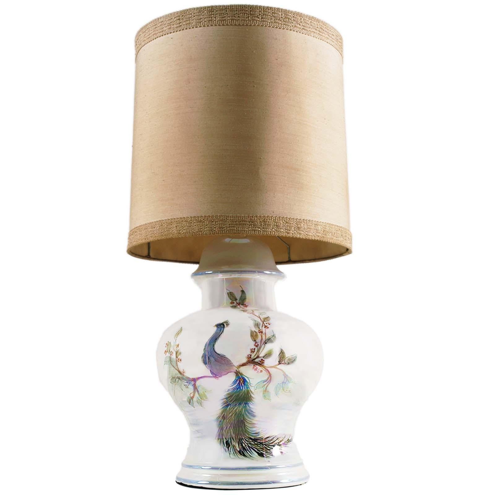 Lampe de table des années 1960 de Tommaso Barbi, en céramique émaillée avec des reflets de nacre et des motifs orientaux.
Des couleurs irisées multicolores époustouflantes que la photo ne parvient pas à rendre. Sur la base du support, le Label