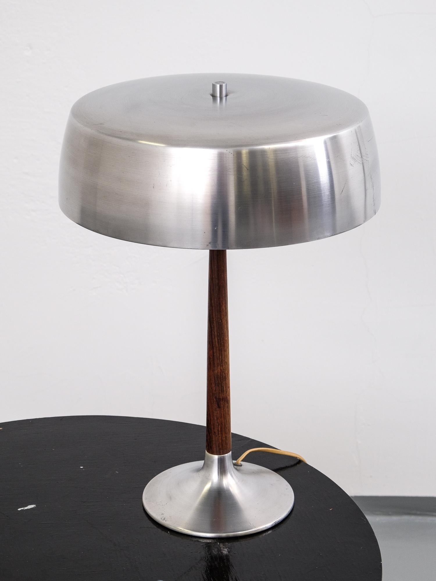 1960s table lamp in rosewood and aluminium designed and manufactured in Denmark by Svend Aage Holm Sørensen for Holm Sørensen & co. This model (model 4109) is a very rare find.